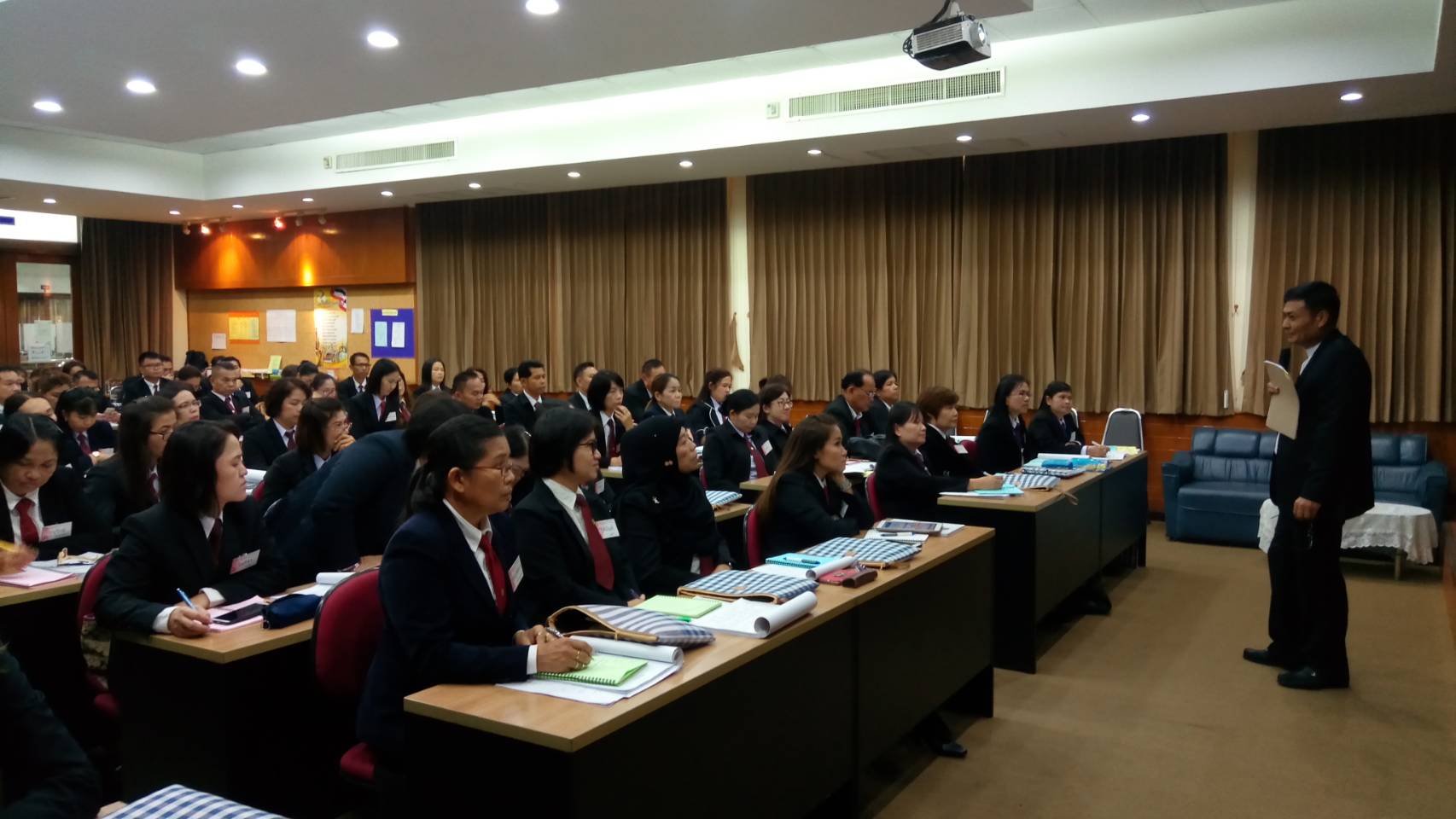 นายชัยยา ขำสะอาด ผอ.ศูนย์สารสนเทศเพื่อการพัฒนาชุมชน บรรยายให้ความรู้ในหัวข้อ “องค์กรภาครัฐยุคดิจิทัล”