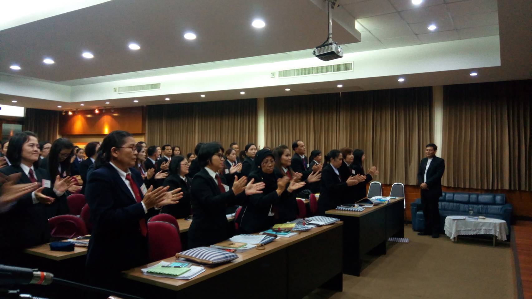 นายชัยยา ขำสะอาด ผอ.ศูนย์สารสนเทศเพื่อการพัฒนาชุมชน บรรยายให้ความรู้ในหัวข้อ “องค์กรภาครัฐยุคดิจิทัล”