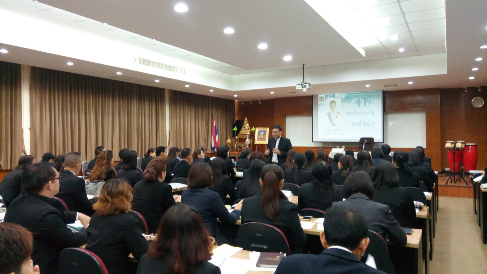 นายชัยยา ขำสะอาด ผอ.ศูนย์สารสนเทศเพื่อการพัฒนาชุมชน บรรยายให้ความรู้ในหัวข้อ “องค์กรภาครัฐยุคดิจิทัล”