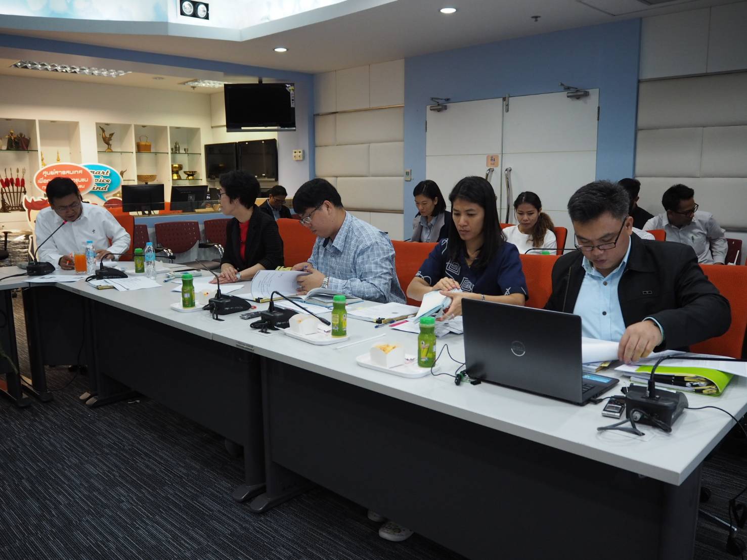 ระชุมคณะทำงานโครงการความร่วมมือจัดทำระบบสำรวจจัดเก็บข้อมูลในรูปแบบดิจิทัล (Digital Survey) ระหว่างกรมการพัฒนาชุมชน และบริษัท กสท โทรคมนาคม จำกัด (มหาชน) ครั้งที่ 2/2561 ณ ห้อง War Room ชั้น 5 กรมการพัฒนาชุมชน