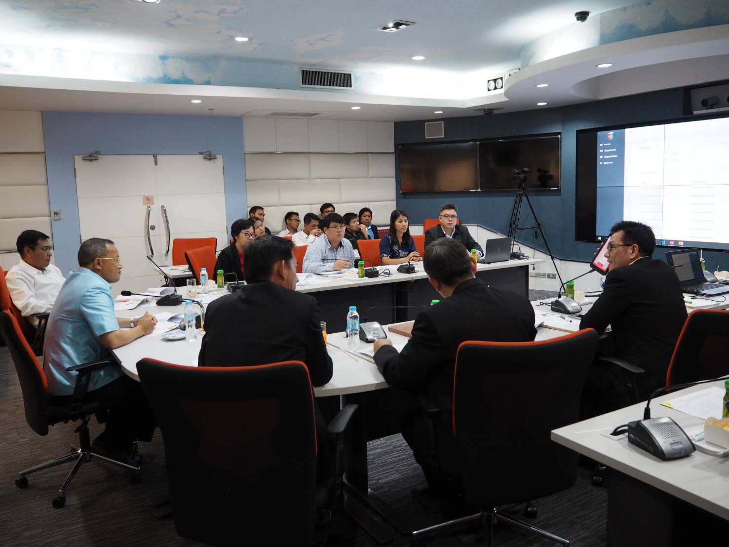 ระชุมคณะทำงานโครงการความร่วมมือจัดทำระบบสำรวจจัดเก็บข้อมูลในรูปแบบดิจิทัล (Digital Survey) ระหว่างกรมการพัฒนาชุมชน และบริษัท กสท โทรคมนาคม จำกัด (มหาชน) ครั้งที่ 2/2561 ณ ห้อง War Room ชั้น 5 กรมการพัฒนาชุมชน