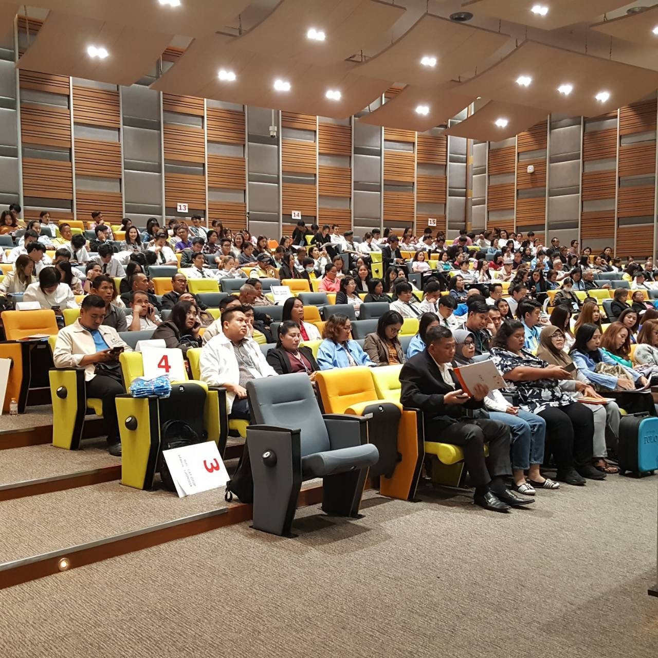 ผู้อำนวยการศูนย์สารสนเทศเพื่อการพัฒนาชุมชน ได้รับเชิญในฐานะวิทยากร ขึ้นบรรยายในหัวข้อ “นโยบาย OTOP นวัตวิถีกับการพัฒนาประเทศ”