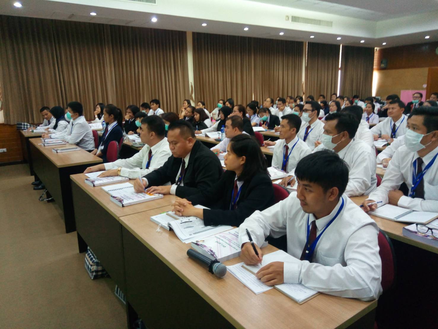 ผอ.ทิพพรรณ ไชยูปถัมภ์ ผอ.กลุ่มงานข้อมูลพื้นฐานการพัฒนาชนบท ศูนย์สารสนเทศเพื่อการพัฒนาชุมชน บรรยายให้ความรู้แก่ “พัฒนากร รุ่น 110” หัวข้อ “สารสนเทศเพื่อการพัฒนาชุมชน” ณ วิทยาลัยการพัฒนาชุมชน อำเภอบางละมุง จังหวัดชลบุรี