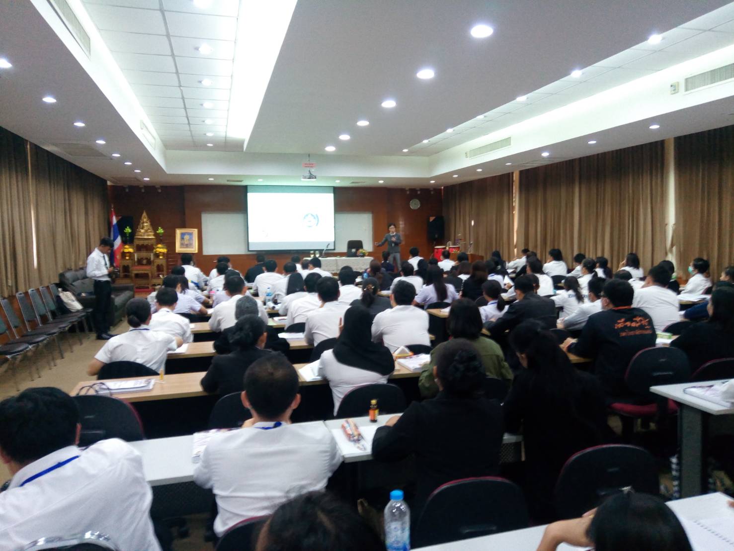 ผอ.ทิพพรรณ ไชยูปถัมภ์ ผอ.กลุ่มงานข้อมูลพื้นฐานการพัฒนาชนบท ศูนย์สารสนเทศเพื่อการพัฒนาชุมชน บรรยายให้ความรู้แก่ “พัฒนากร รุ่น 110” หัวข้อ “สารสนเทศเพื่อการพัฒนาชุมชน” ณ วิทยาลัยการพัฒนาชุมชน อำเภอบางละมุง จังหวัดชลบุรี