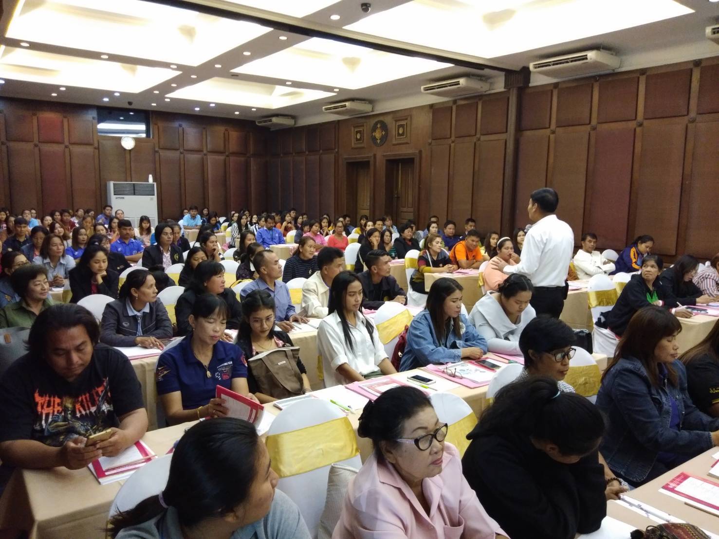 ผอ.ชัยยา ขำสะอาด ผู้อำนวยการศูนย์สารสนเทศเพื่อการพัฒนาชุมชน สนับสนุนและให้กำลังใจในการฝึกอบรมผู้จัดเก็บข้อมูล จปฐ. ด้วยเครื่องมืออิเล็กทรอนิกส์ (จ.ประจวบคีรีขันธ์) รุ่นที่ 2 จำนวน 120 คน