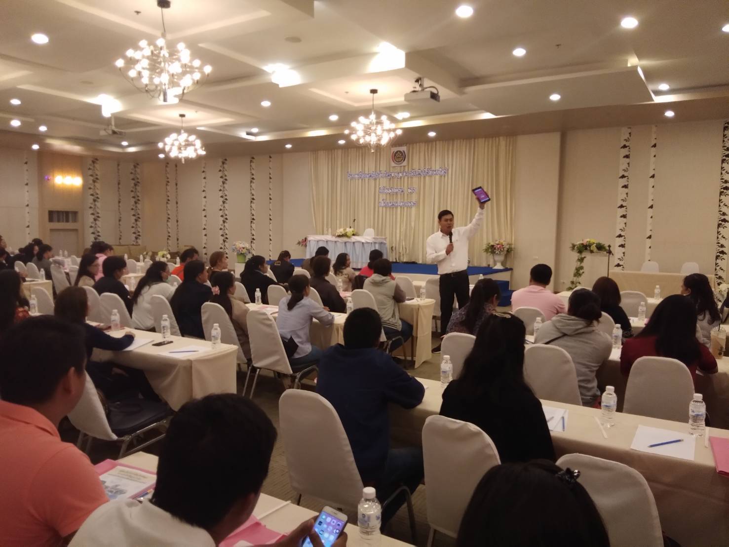 ผอ.ชัยยา ขำสะอาด ผู้อำนวยการศูนย์สารสนเทศเพื่อการพัฒนาชุมชน สนับสนุนและให้กำลังใจในการฝึกอบรมผู้จัดเก็บข้อมูล จปฐ. ด้วยเครื่องมืออิเล็กทรอนิกส์ (จ.ประจวบคีรีขันธ์) รุ่นที่ 1 จำนวน 120 คน