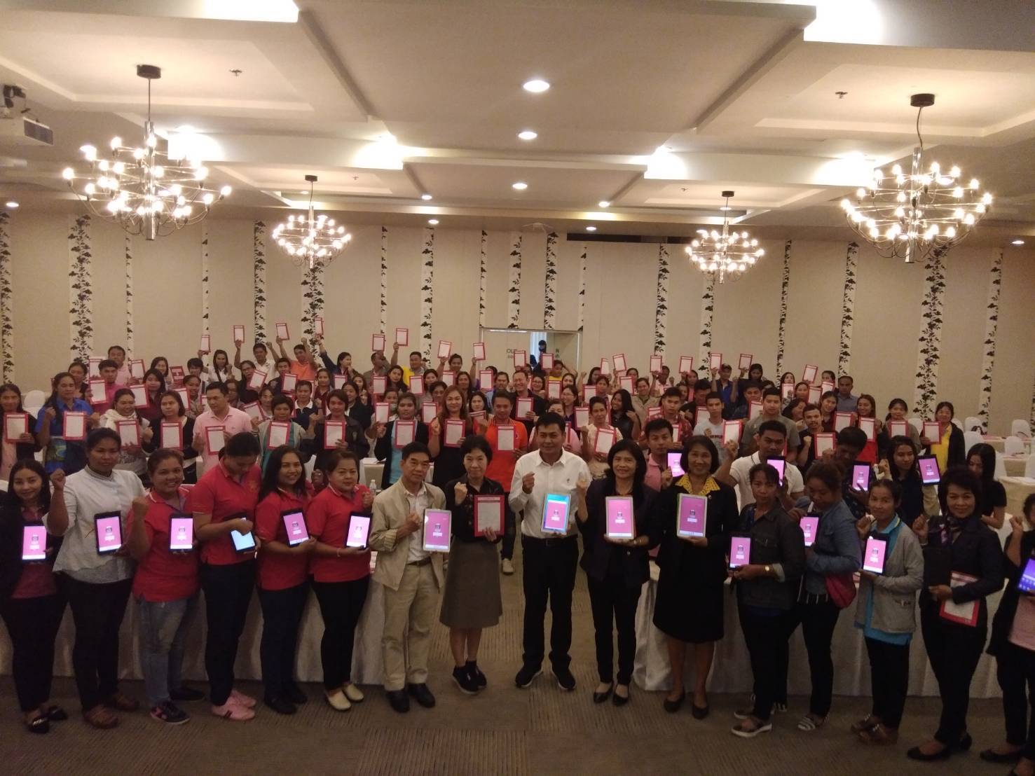 ผอ.ชัยยา ขำสะอาด ผู้อำนวยการศูนย์สารสนเทศเพื่อการพัฒนาชุมชน สนับสนุนและให้กำลังใจในการฝึกอบรมผู้จัดเก็บข้อมูล จปฐ. ด้วยเครื่องมืออิเล็กทรอนิกส์ (จ.ประจวบคีรีขันธ์) รุ่นที่ 1 จำนวน 120 คน