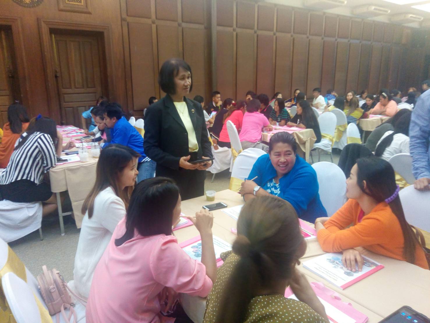 ผอ.ชัยยา ขำสะอาด ผู้อำนวยการศูนย์สารสนเทศเพื่อการพัฒนาชุมชน สนับสนุนและให้กำลังใจในการฝึกอบรมผู้จัดเก็บข้อมูล จปฐ. ด้วยเครื่องมืออิเล็กทรอนิกส์ (จ.ประจวบคีรีขันธ์) รุ่นที่ 2 จำนวน 120 คน