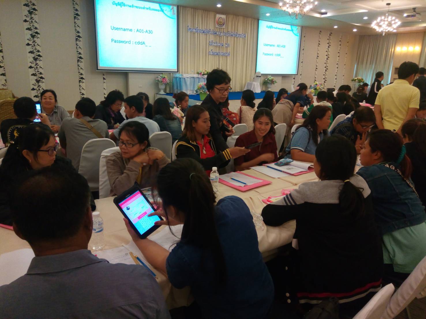 ผอ.ชัยยา ขำสะอาด ผู้อำนวยการศูนย์สารสนเทศเพื่อการพัฒนาชุมชน สนับสนุนและให้กำลังใจในการฝึกอบรมผู้จัดเก็บข้อมูล จปฐ. ด้วยเครื่องมืออิเล็กทรอนิกส์ (จ.ประจวบคีรีขันธ์) รุ่นที่ 2 จำนวน 120 คน