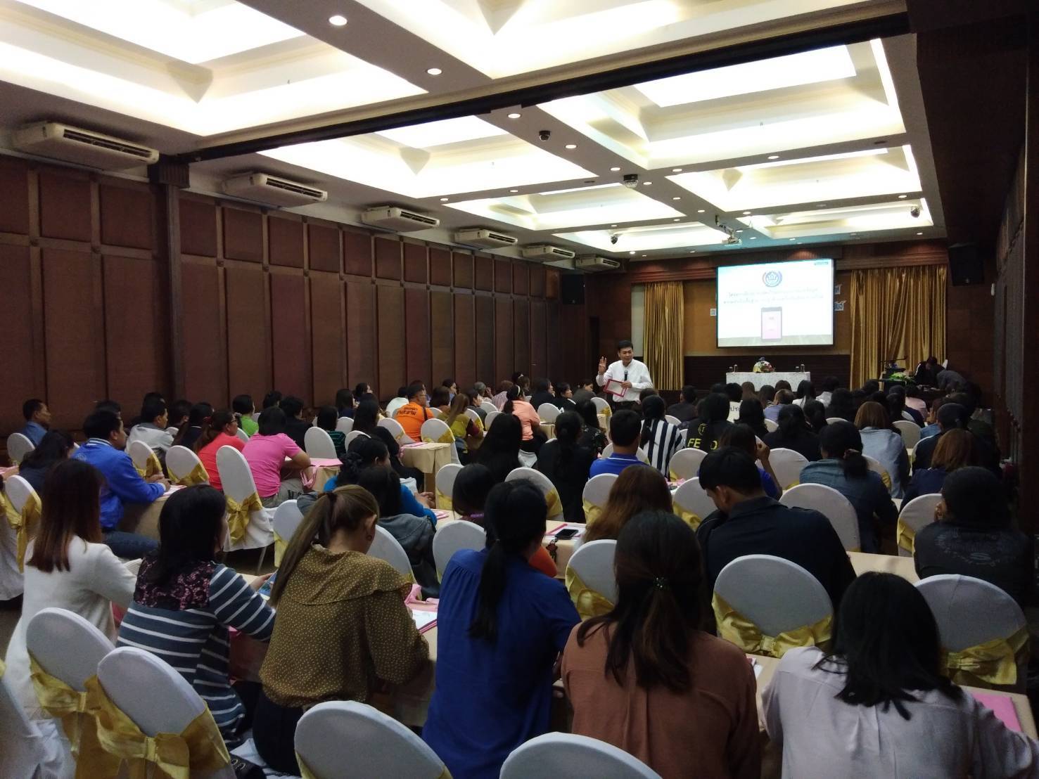 ผอ.ชัยยา ขำสะอาด ผู้อำนวยการศูนย์สารสนเทศเพื่อการพัฒนาชุมชน สนับสนุนและให้กำลังใจในการฝึกอบรมผู้จัดเก็บข้อมูล จปฐ. ด้วยเครื่องมืออิเล็กทรอนิกส์ (จ.ประจวบคีรีขันธ์) รุ่นที่ 2 จำนวน 120 คน