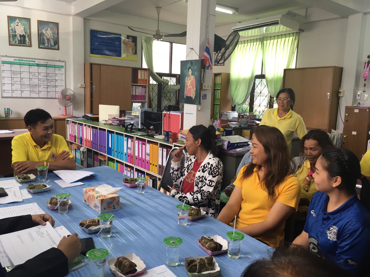 นายชัยยา ขำสะอาด ผู้อำนวยการศูนย์สารสนเทศเพื่อการพัฒนาชุมชน พร้อมด้วยนายสุริยา บุญเรืองยศศิริ นส.วรรณพร    บุญมี และนส.ปภาวรินท์ ปานนี้ ติดตามการดำเนินงานโครงการจัดเก็บข้อมูลความจำเป็นพื้นฐาน(จปฐ.)ด้วยเครื่องมืออิเล็กทรอนิกส์ในจังหวัดนำร่อง ณ สำนักงานพัฒนาชุมชนจังหวัดประจวบคีรีขันธ์ และสำนักงานพัฒนาชุมชนอำเภอเมืองประจวบคีรีขันธ์