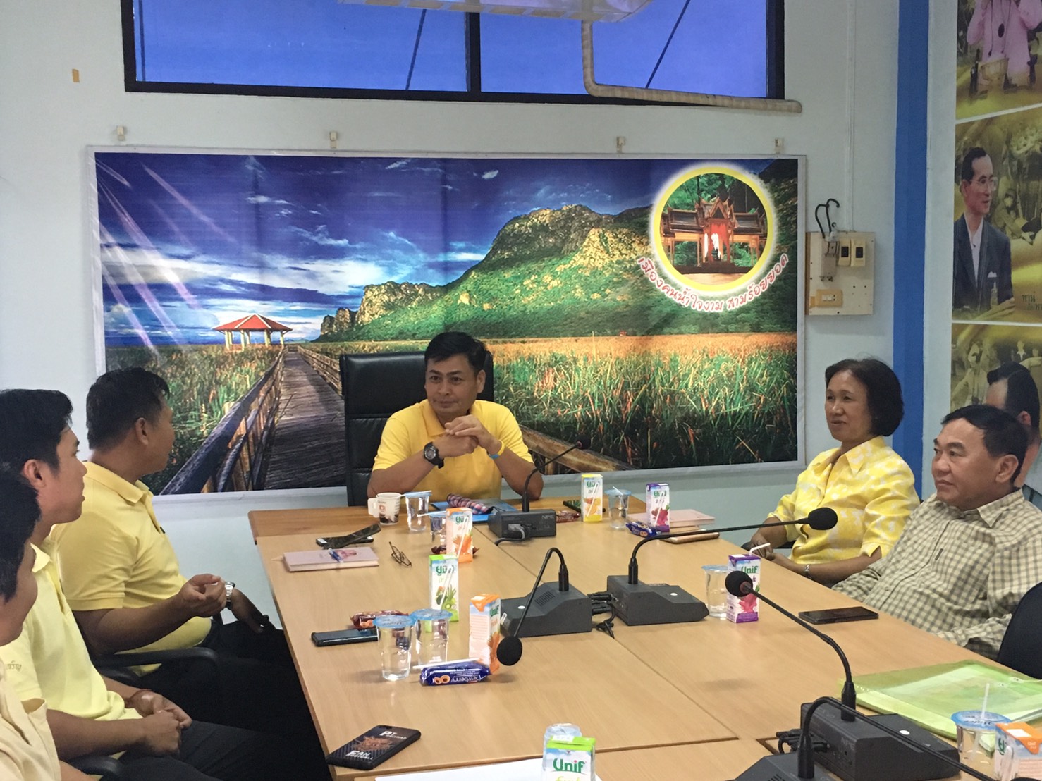 นายชัยยา ขำสะอาด ผู้อำนวยการศูนย์สารสนเทศเพื่อการพัฒนาชุมชน พร้อมด้วยนายสุริยา บุญเรืองยศศิริ นส.วรรณพร บุญมี และนส.ปภาวรินท์ ปานนี้ ติดตามการดำเนินงานโครงการจัดเก็บข้อมูลความจำเป็นพื้นฐาน(จปฐ.)ด้วยเครื่องมืออิเล็กทรอนิกส์ในจังหวัดนำร่อง ณ สำนักงานพัฒนาชุมชนอำเภอกุยบุรีและสำนักงานพัฒนาชุมชนอำเภอสามร้อยยอด จังหวัดประจวบคีรีขันธ์