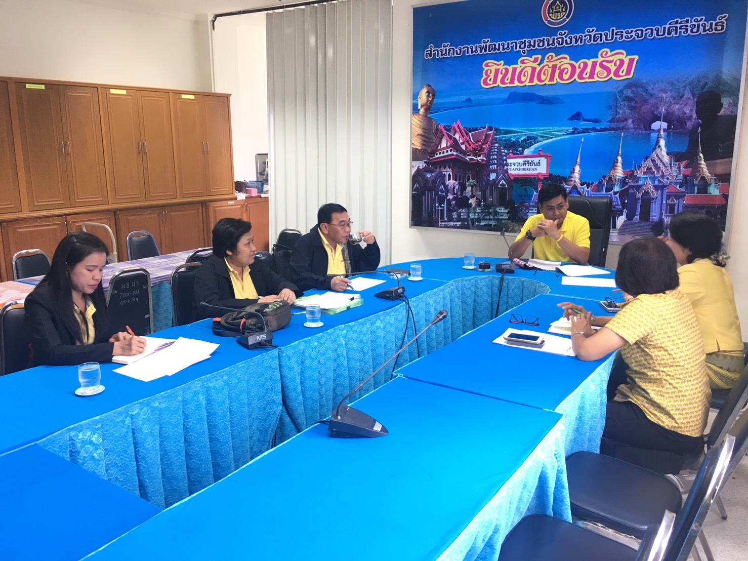 นายชัยยา ขำสะอาด ผู้อำนวยการศูนย์สารสนเทศเพื่อการพัฒนาชุมชน พร้อมด้วยนายสุริยา บุญเรืองยศศิริ นส.วรรณพร    บุญมี และนส.ปภาวรินท์ ปานนี้ ติดตามการดำเนินงานโครงการจัดเก็บข้อมูลความจำเป็นพื้นฐาน(จปฐ.)ด้วยเครื่องมืออิเล็กทรอนิกส์ในจังหวัดนำร่อง ณ สำนักงานพัฒนาชุมชนจังหวัดประจวบคีรีขันธ์ และสำนักงานพัฒนาชุมชนอำเภอเมืองประจวบคีรีขันธ์