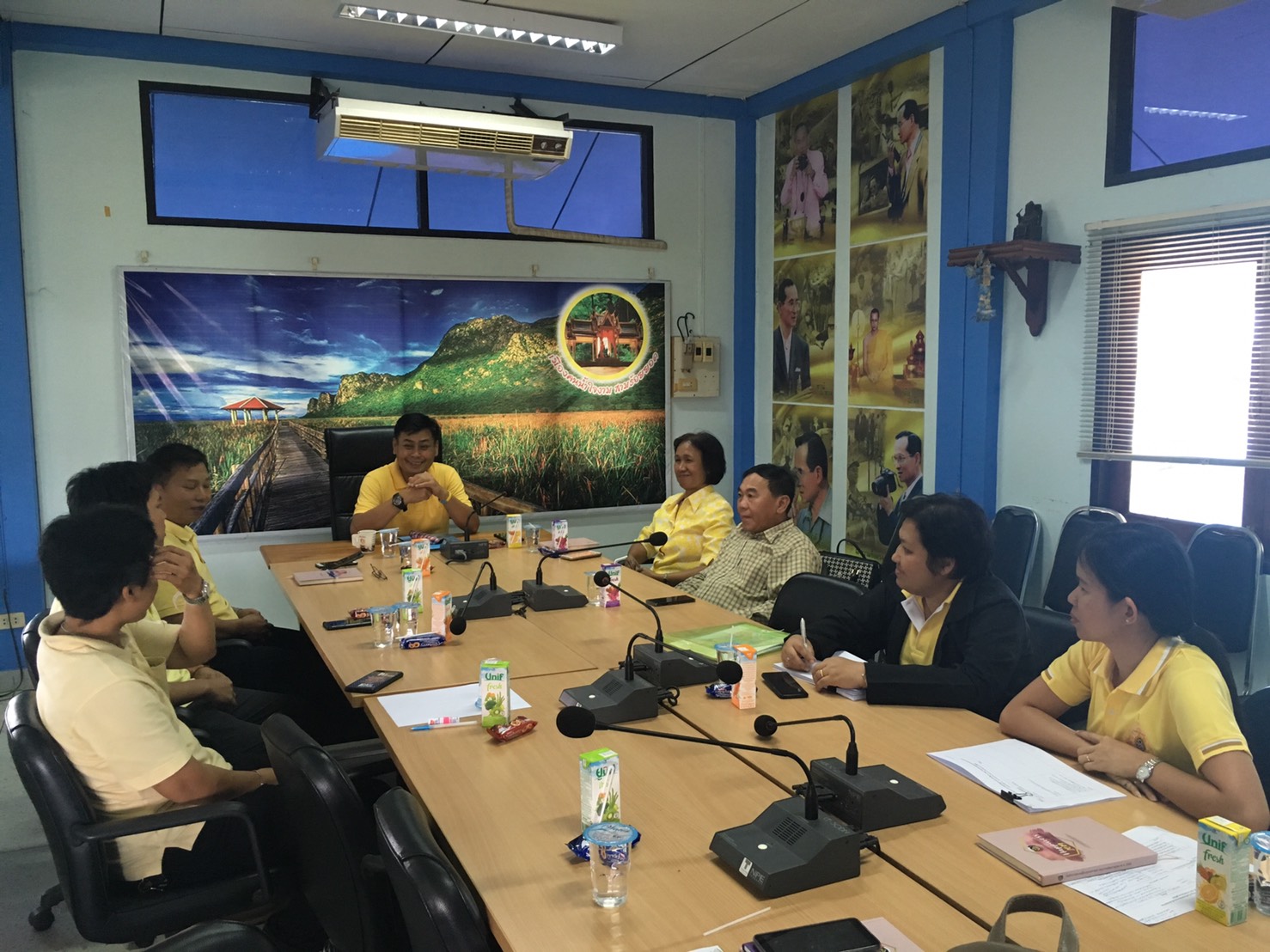 นายชัยยา ขำสะอาด ผู้อำนวยการศูนย์สารสนเทศเพื่อการพัฒนาชุมชน พร้อมด้วยนายสุริยา บุญเรืองยศศิริ นส.วรรณพร บุญมี และนส.ปภาวรินท์ ปานนี้ ติดตามการดำเนินงานโครงการจัดเก็บข้อมูลความจำเป็นพื้นฐาน(จปฐ.)ด้วยเครื่องมืออิเล็กทรอนิกส์ในจังหวัดนำร่อง ณ สำนักงานพัฒนาชุมชนอำเภอกุยบุรีและสำนักงานพัฒนาชุมชนอำเภอสามร้อยยอด จังหวัดประจวบคีรีขันธ์