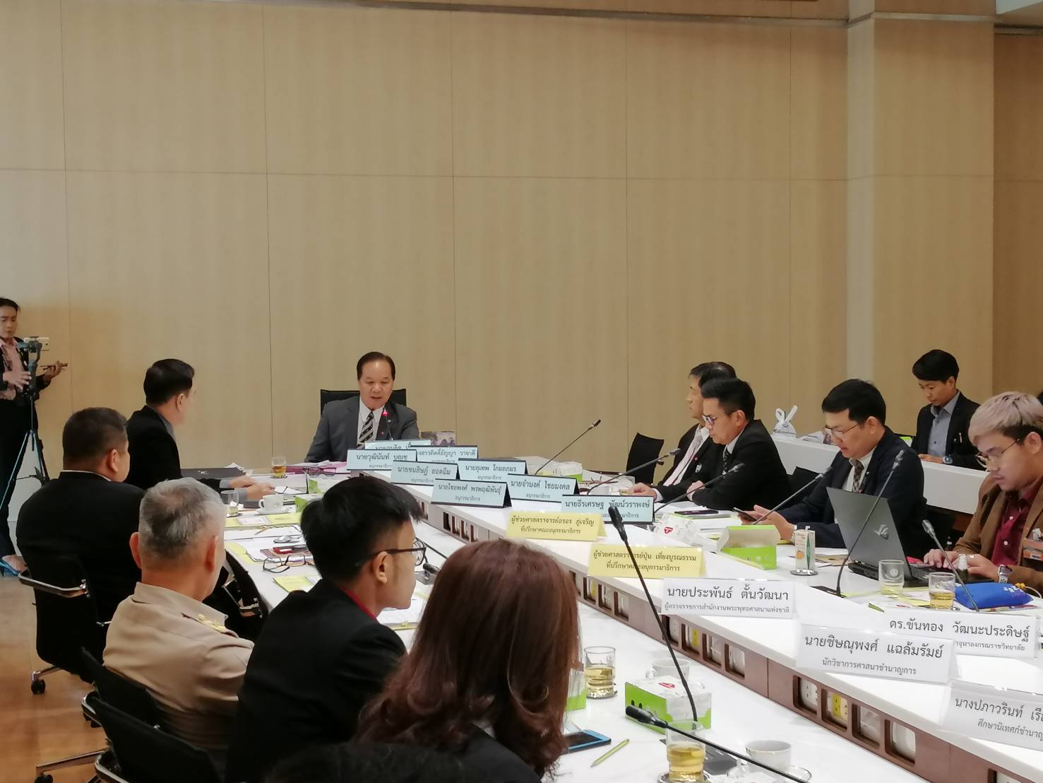 กรมการพัฒนาชุมชนมอบหมายนายชัยยา ขำสะอาด ผู้อำนวยการศูนย์สารสนเทศเพื่อการพัฒนาชุมชน พร้อมคณะ ร่วมประชุมกับคณะอนุกรรมาธิการการปกครอง คณะที่สอง ในคณะกรรมาธิการการปกครอง สภาผู้แทนราษฎร เพื่อแสดงความคิดเห็นเกี่ยวกับแนวทางการเสริมสร้างสังคมอุดมปัญญาแบบบูรณาการ การพัฒนาด้านจิตใจและสร้างวัฒนธรรมในการอยู่ร่วมกัน การดำเนินการหมู่บ้านรักษาศีล 5 และการปลูกฝังค่านิยมหลักของคนไทย