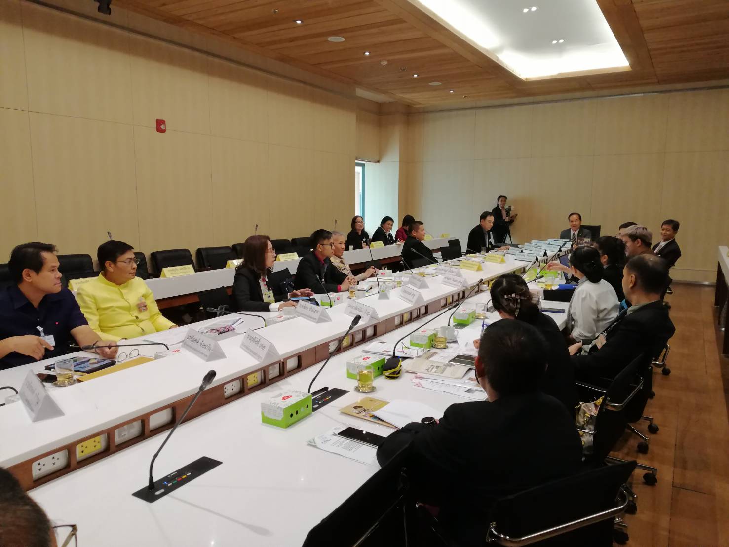 กรมการพัฒนาชุมชนมอบหมายนายชัยยา ขำสะอาด ผู้อำนวยการศูนย์สารสนเทศเพื่อการพัฒนาชุมชน พร้อมคณะ ร่วมประชุมกับคณะอนุกรรมาธิการการปกครอง คณะที่สอง ในคณะกรรมาธิการการปกครอง สภาผู้แทนราษฎร เพื่อแสดงความคิดเห็นเกี่ยวกับแนวทางการเสริมสร้างสังคมอุดมปัญญาแบบบูรณาการ การพัฒนาด้านจิตใจและสร้างวัฒนธรรมในการอยู่ร่วมกัน การดำเนินการหมู่บ้านรักษาศีล 5 และการปลูกฝังค่านิยมหลักของคนไทย