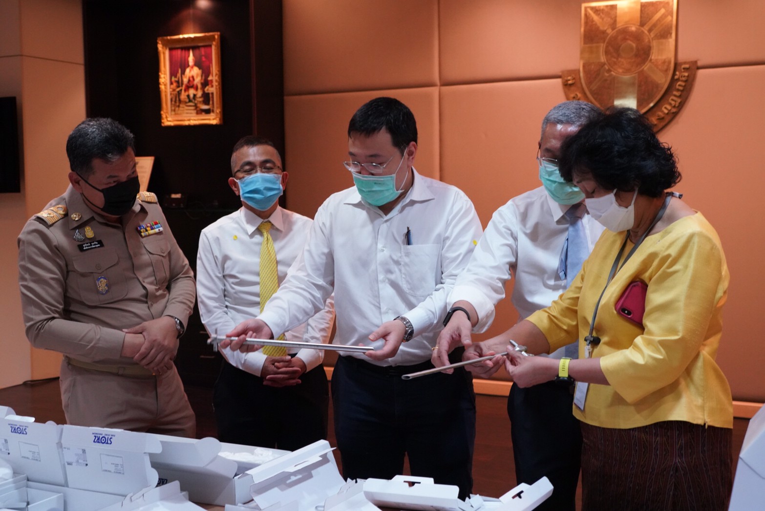 กรมการพัฒนาชุมชน ร่วมบริจาคเครื่องมือแพทย์ ชุดรักษาและการผ่าตัด