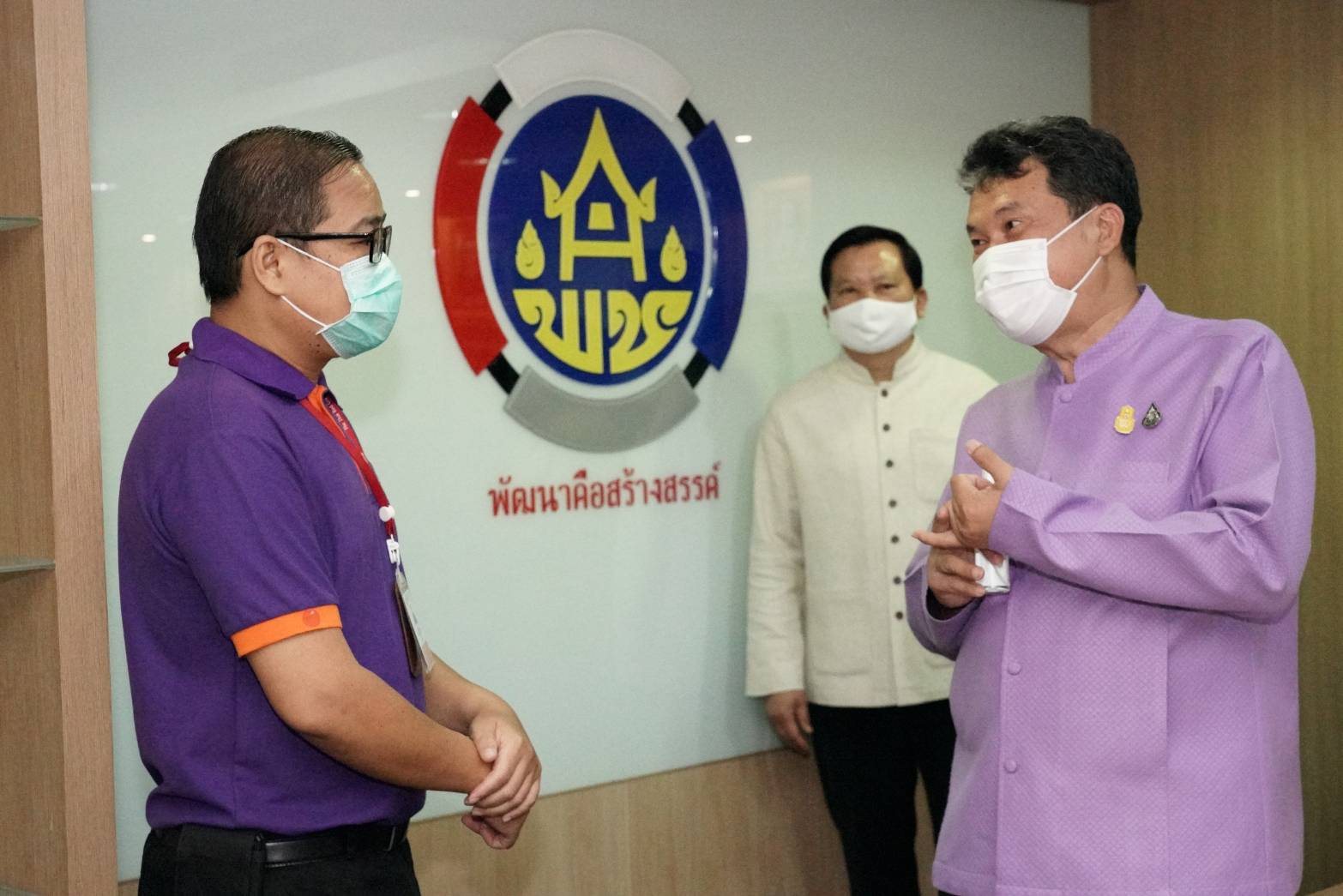 มูลนิธิอาสาเพื่อนพึ่ง (ภาฯ) มอบสเปรย์แอลกอฮอล์ให้ พช.ใช้ป้องกันเชื้อ โควิด-19