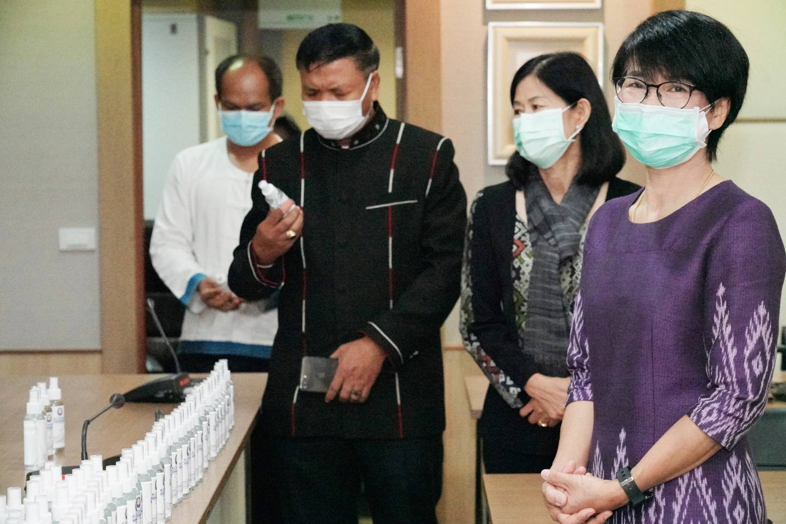 มูลนิธิอาสาเพื่อนพึ่ง (ภาฯ) มอบสเปรย์แอลกอฮอล์ให้ พช.ใช้ป้องกันเชื้อ โควิด-19