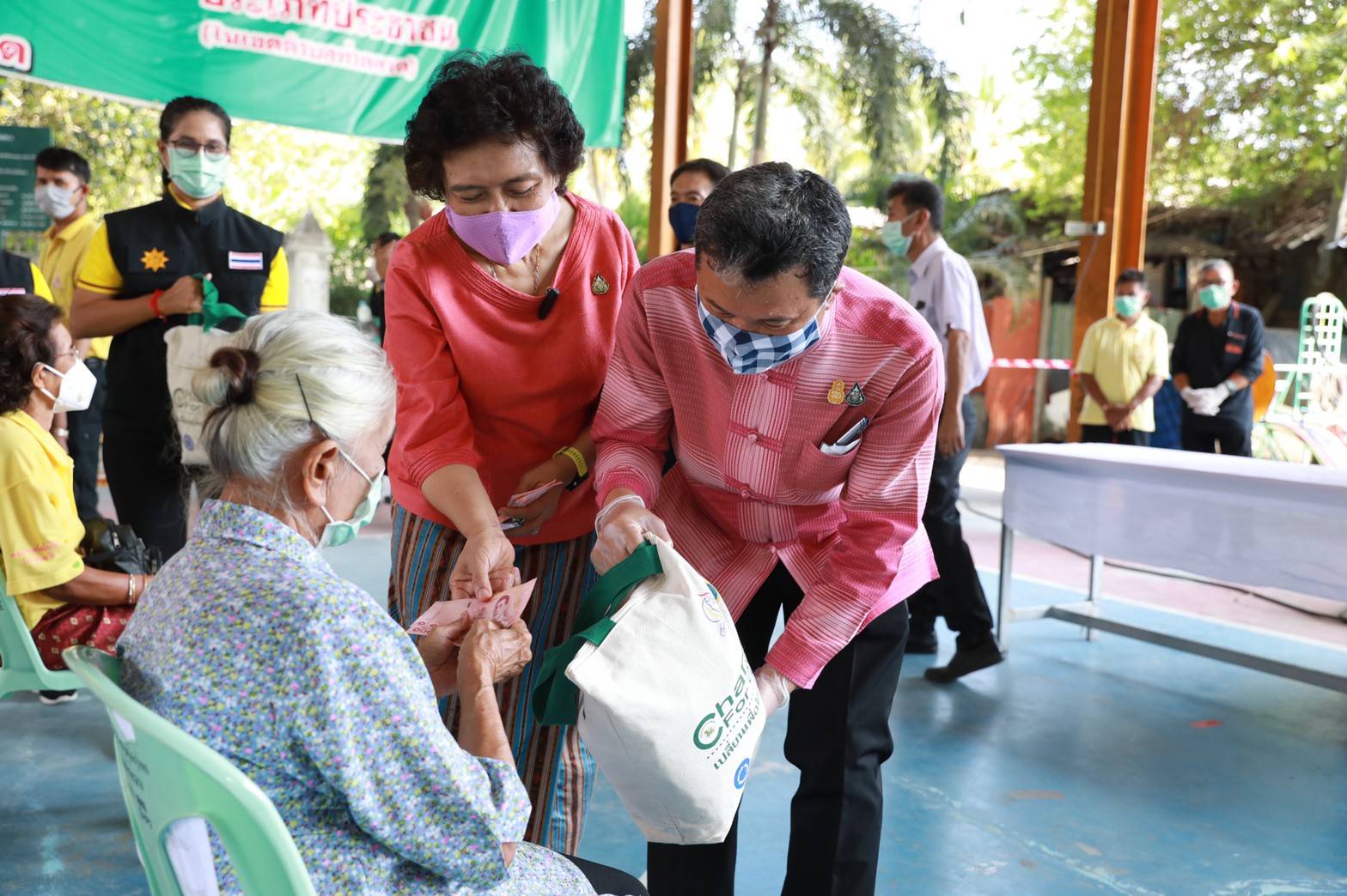 “พช.” จับมือ “สภาสตรีแห่งชาติฯ” มอบถุงยังชีพ และจัดสร้างบ้านพักอาศัยให้ผู้ยากไร้