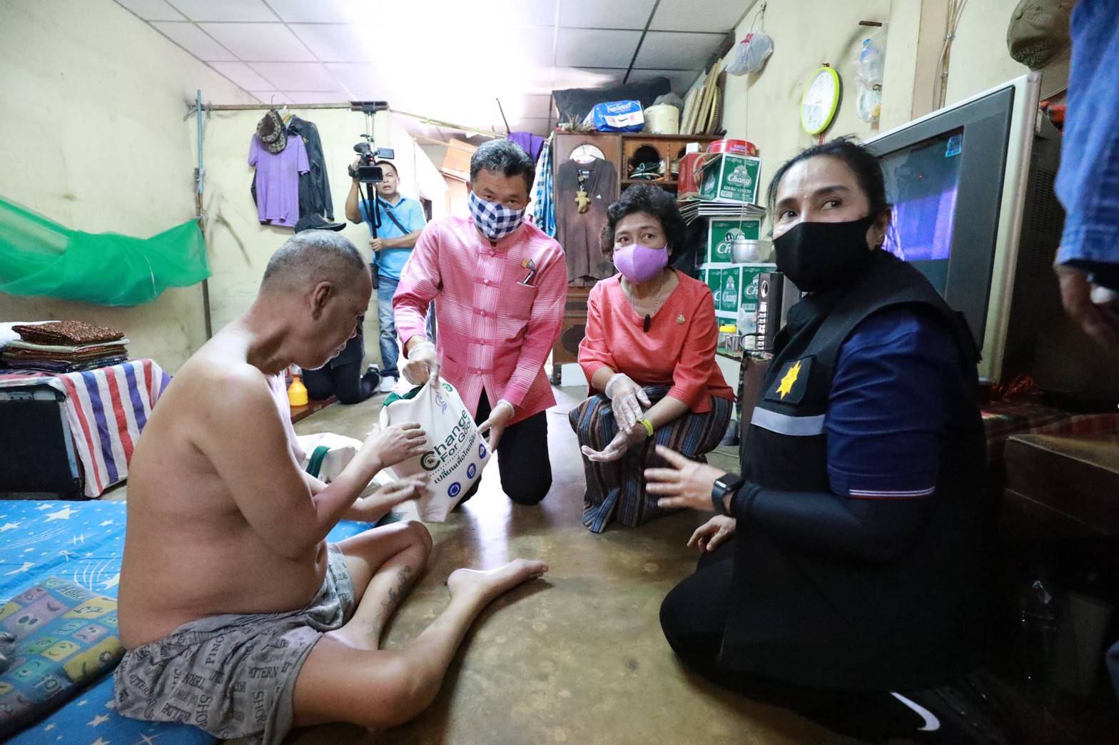 “พช.” จับมือ “สภาสตรีแห่งชาติฯ” มอบถุงยังชีพ และจัดสร้างบ้านพักอาศัยให้ผู้ยากไร้