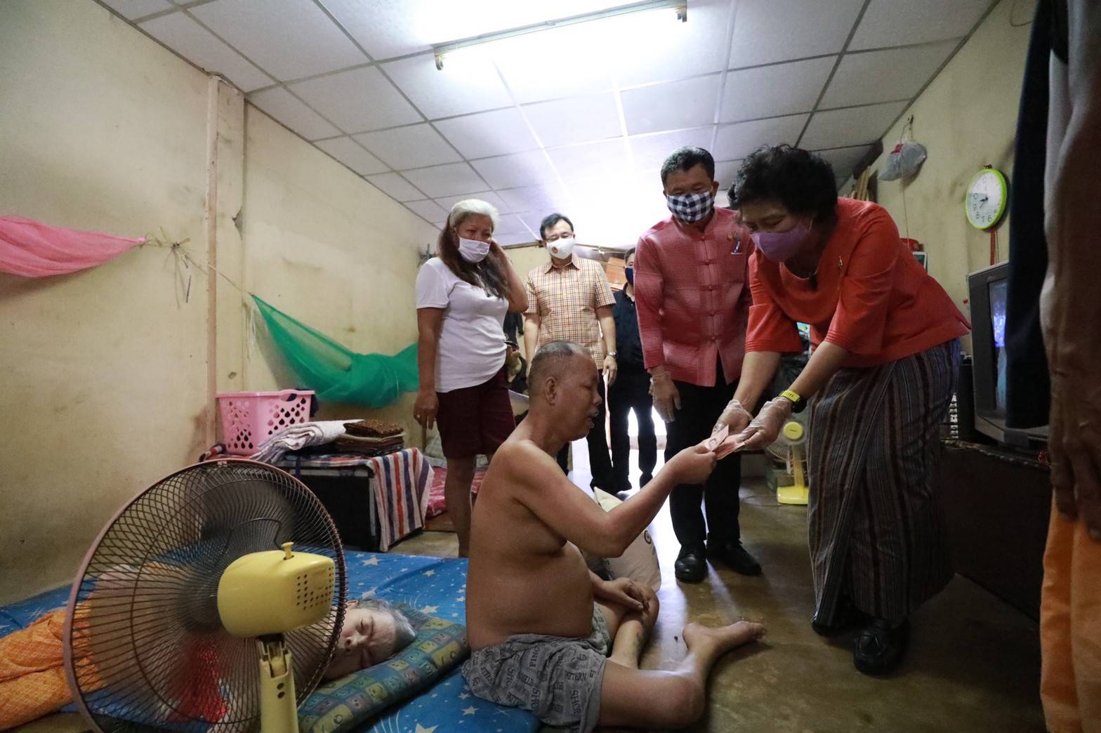 “พช.” จับมือ “สภาสตรีแห่งชาติฯ” มอบถุงยังชีพ และจัดสร้างบ้านพักอาศัยให้ผู้ยากไร้