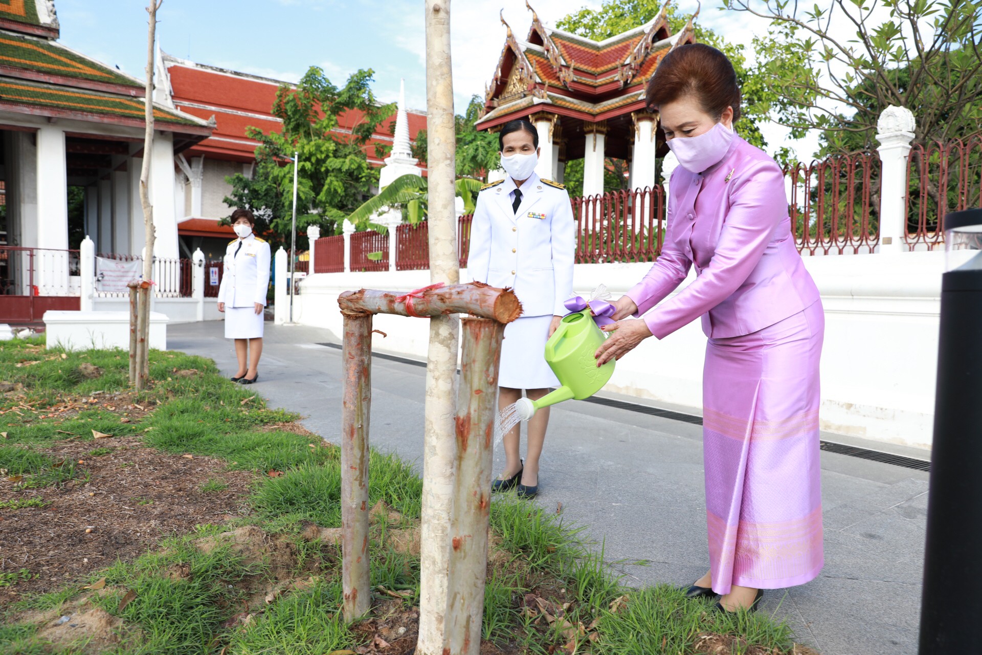 อธิบดี พช. ร่วมกับ ประธานสภาสตรีแห่งชาติฯ ร่วมกุศลใหญ่ปลูกต้นไม้มงคลเพิ่มความร่มรื่นภายในวัดระฆังฯ เพื่อเป็นพุทธบูชา ถวายพระราชกุศล สมเด็จพระบรมราชินีเนื่องในวันเฉลิมพระชนมพรรษา