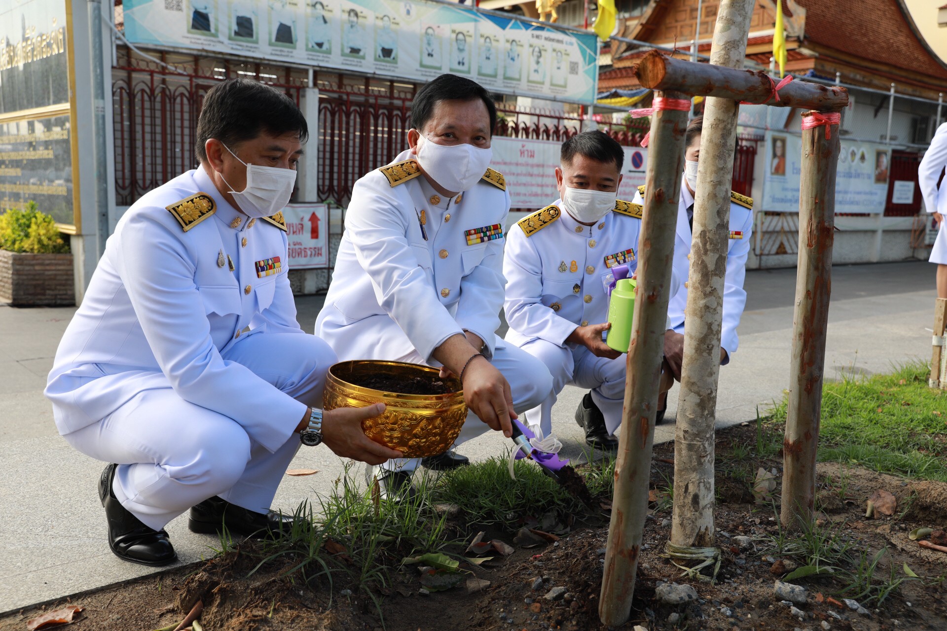 อธิบดี พช. ร่วมกับ ประธานสภาสตรีแห่งชาติฯ ร่วมกุศลใหญ่ปลูกต้นไม้มงคลเพิ่มความร่มรื่นภายในวัดระฆังฯ เพื่อเป็นพุทธบูชา ถวายพระราชกุศล สมเด็จพระบรมราชินีเนื่องในวันเฉลิมพระชนมพรรษา