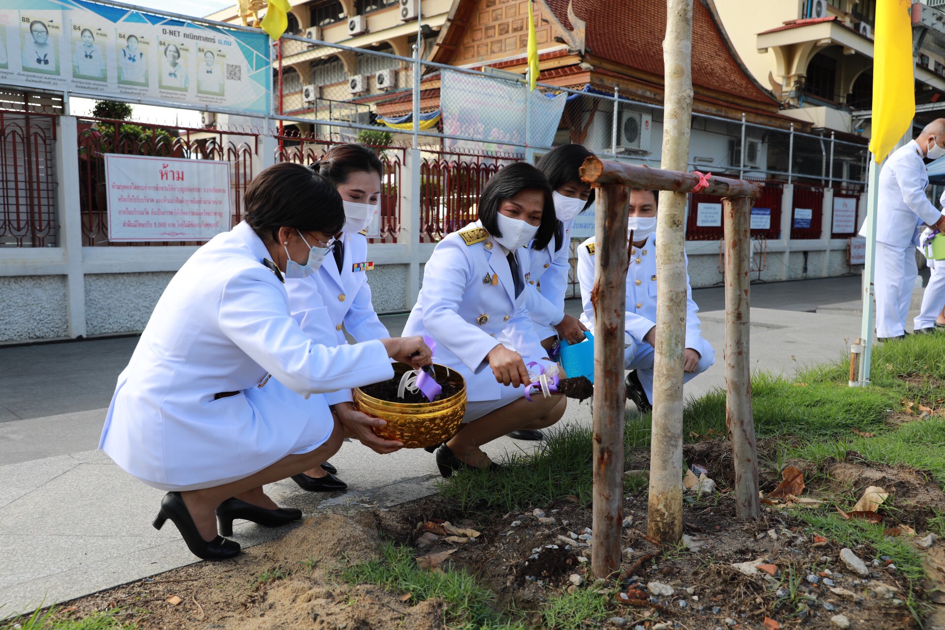 อธิบดี พช. ร่วมกับ ประธานสภาสตรีแห่งชาติฯ ร่วมกุศลใหญ่ปลูกต้นไม้มงคลเพิ่มความร่มรื่นภายในวัดระฆังฯ เพื่อเป็นพุทธบูชา ถวายพระราชกุศล สมเด็จพระบรมราชินีเนื่องในวันเฉลิมพระชนมพรรษา