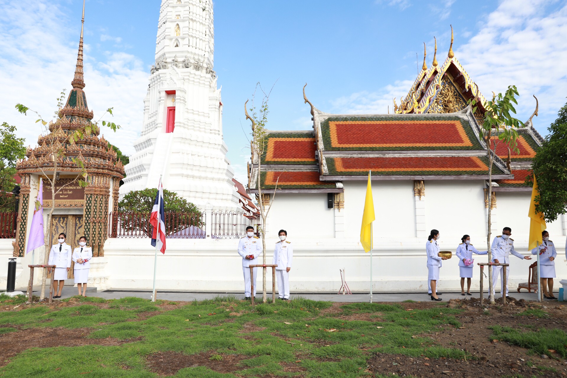 อธิบดี พช. ร่วมกับ ประธานสภาสตรีแห่งชาติฯ ร่วมกุศลใหญ่ปลูกต้นไม้มงคลเพิ่มความร่มรื่นภายในวัดระฆังฯ เพื่อเป็นพุทธบูชา ถวายพระราชกุศล สมเด็จพระบรมราชินีเนื่องในวันเฉลิมพระชนมพรรษา