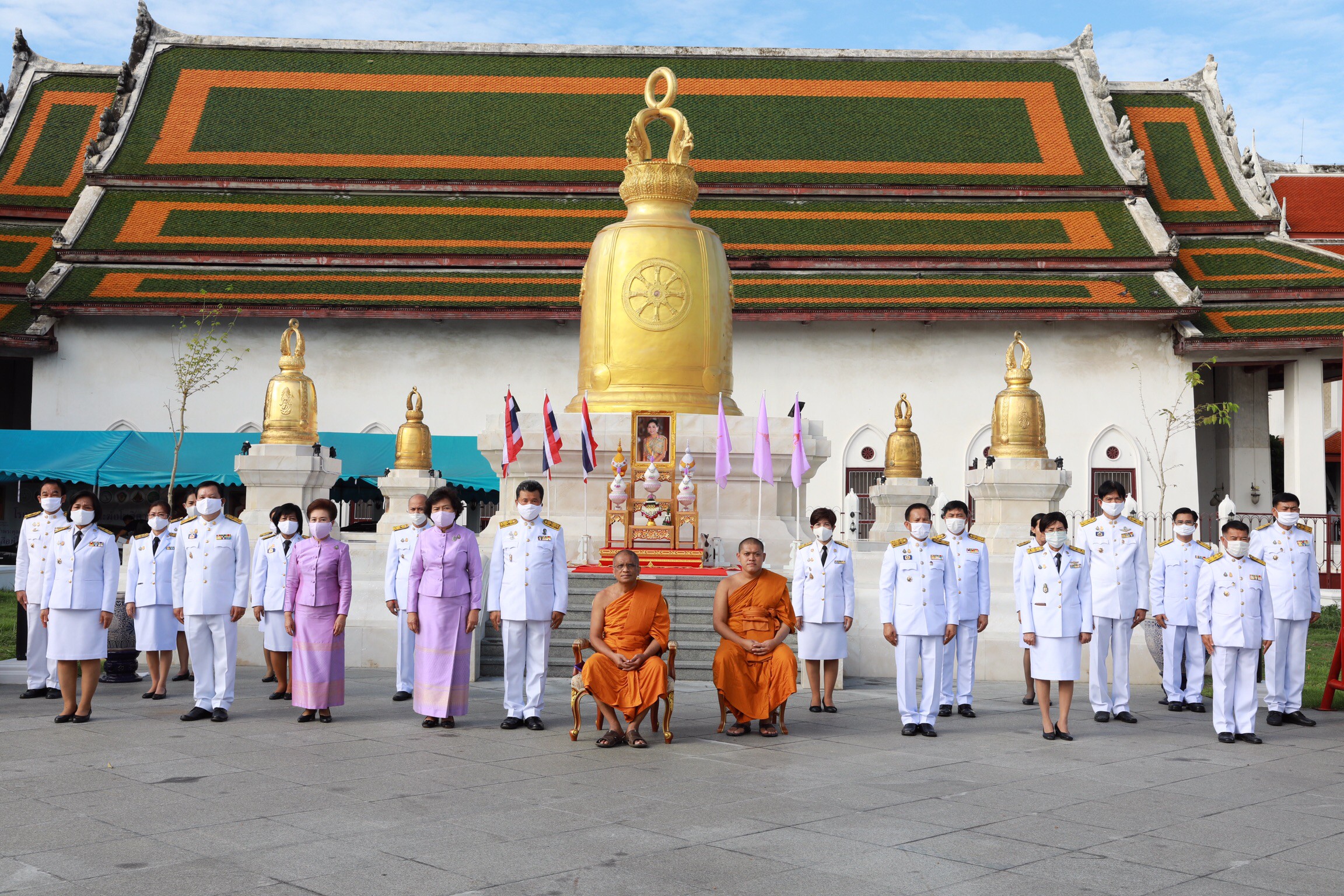 อธิบดี พช. ร่วมกับ ประธานสภาสตรีแห่งชาติฯ ร่วมกุศลใหญ่ปลูกต้นไม้มงคลเพิ่มความร่มรื่นภายในวัดระฆังฯ เพื่อเป็นพุทธบูชา ถวายพระราชกุศล สมเด็จพระบรมราชินีเนื่องในวันเฉลิมพระชนมพรรษา