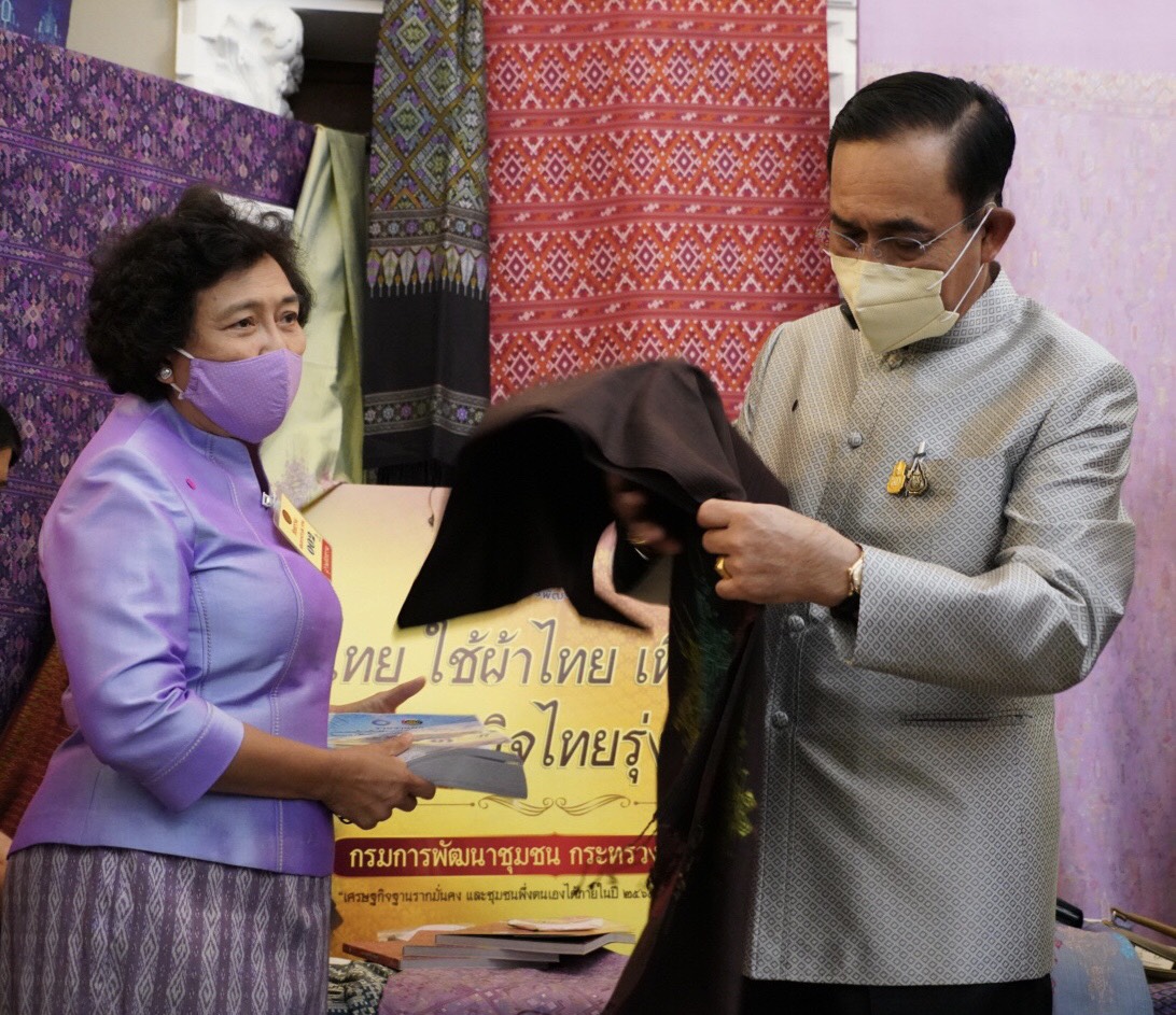 มหาดไทย จัดชุดใหญ่แสดงนิทรรศการผ้าไทยให้คณะรัฐมนตรีได้ชื่นชมความงดงามของภูมิปัญญาจากบรรพบุรุษก่อนประชุมครม. นายกรัฐมนตรีทึ่งความงามอุดหนุนผ้าคลุมไหล่แพรวาจาก จ.กาฬสินธุ์ กระเป๋าจักสานจากเตยตานีของ จ.ตรัง และกระเป๋าใส่เอกสารทำจากผ้าขาวม้า จ.อำนาจเจริญ พร้อมเชิญชวนคนไทยสวมใส่ผ้าไทยทุกสัปดาห์