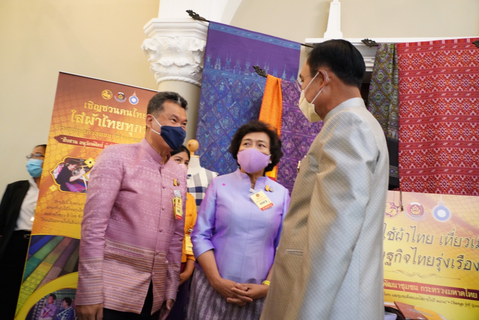 มหาดไทย จัดชุดใหญ่แสดงนิทรรศการผ้าไทยให้คณะรัฐมนตรีได้ชื่นชมความงดงามของภูมิปัญญาจากบรรพบุรุษก่อนประชุมครม. นายกรัฐมนตรีทึ่งความงามอุดหนุนผ้าคลุมไหล่แพรวาจาก จ.กาฬสินธุ์ กระเป๋าจักสานจากเตยตานีของ จ.ตรัง และกระเป๋าใส่เอกสารทำจากผ้าขาวม้า จ.อำนาจเจริญ พร้อมเชิญชวนคนไทยสวมใส่ผ้าไทยทุกสัปดาห์