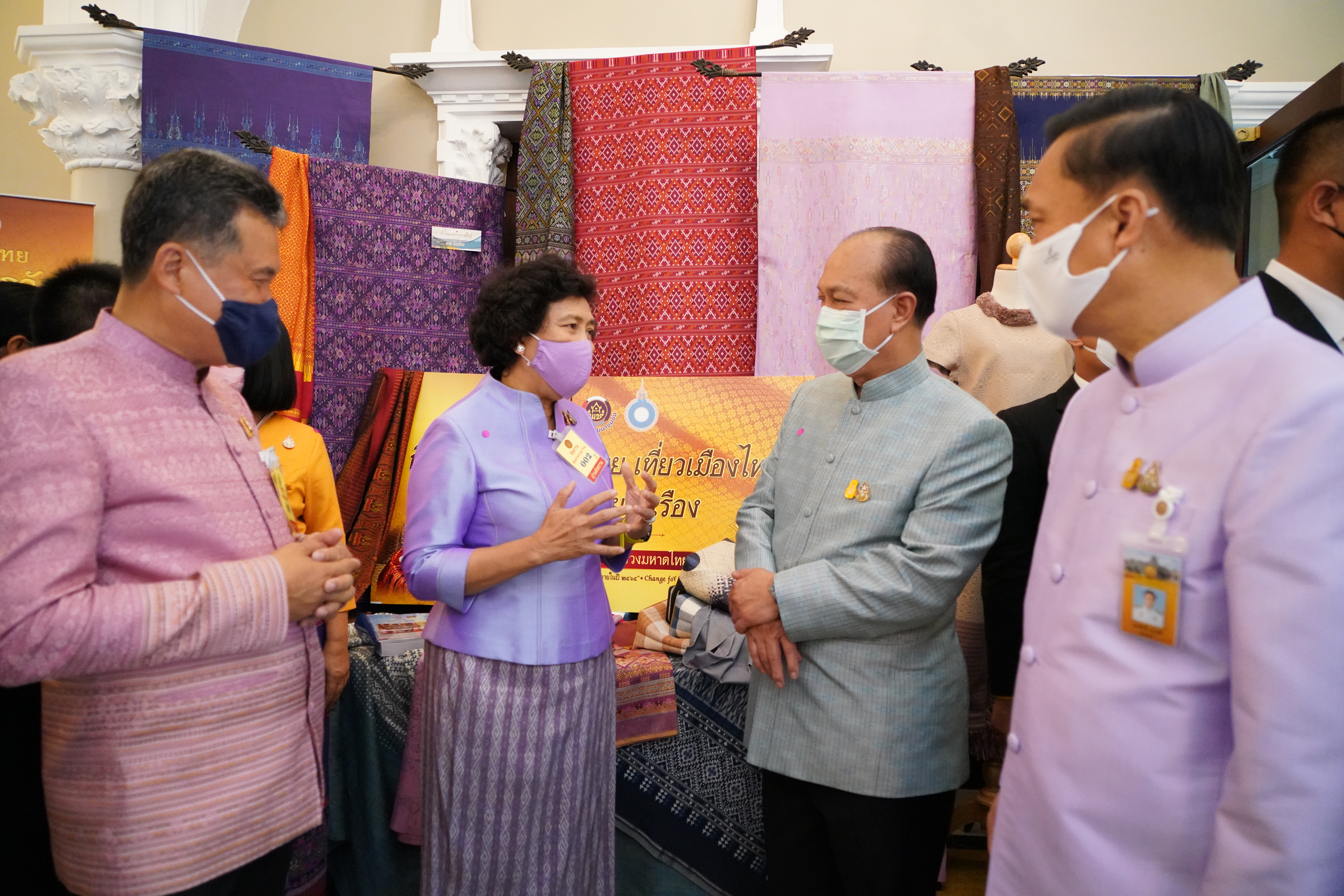 มหาดไทย จัดชุดใหญ่แสดงนิทรรศการผ้าไทยให้คณะรัฐมนตรีได้ชื่นชมความงดงามของภูมิปัญญาจากบรรพบุรุษก่อนประชุมครม. นายกรัฐมนตรีทึ่งความงามอุดหนุนผ้าคลุมไหล่แพรวาจาก จ.กาฬสินธุ์ กระเป๋าจักสานจากเตยตานีของ จ.ตรัง และกระเป๋าใส่เอกสารทำจากผ้าขาวม้า จ.อำนาจเจริญ พร้อมเชิญชวนคนไทยสวมใส่ผ้าไทยทุกสัปดาห์