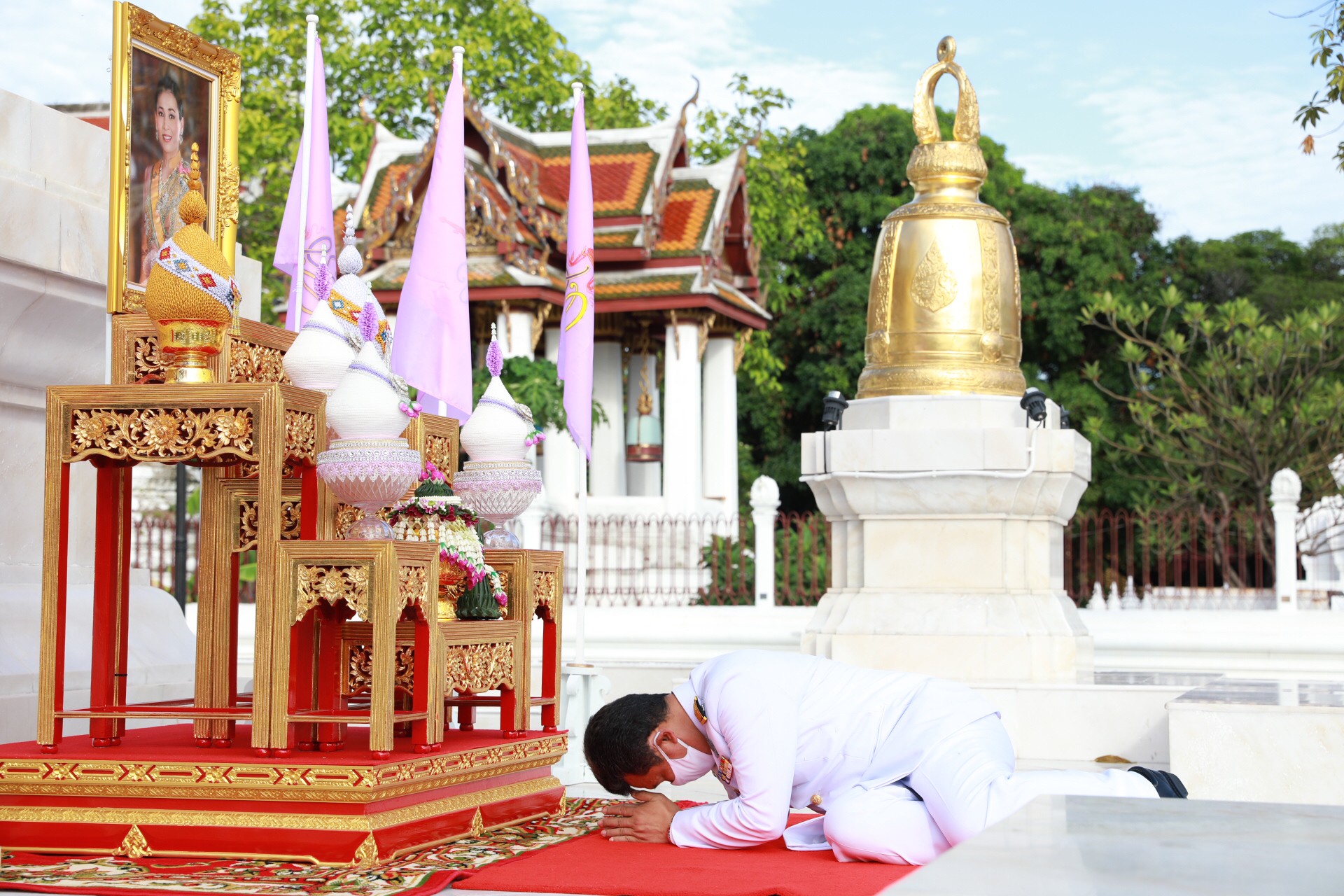 อธิบดี พช. ร่วมกับ ประธานสภาสตรีแห่งชาติฯ ร่วมกุศลใหญ่ปลูกต้นไม้มงคลเพิ่มความร่มรื่นภายในวัดระฆังฯ เพื่อเป็นพุทธบูชา ถวายพระราชกุศล สมเด็จพระบรมราชินีเนื่องในวันเฉลิมพระชนมพรรษา