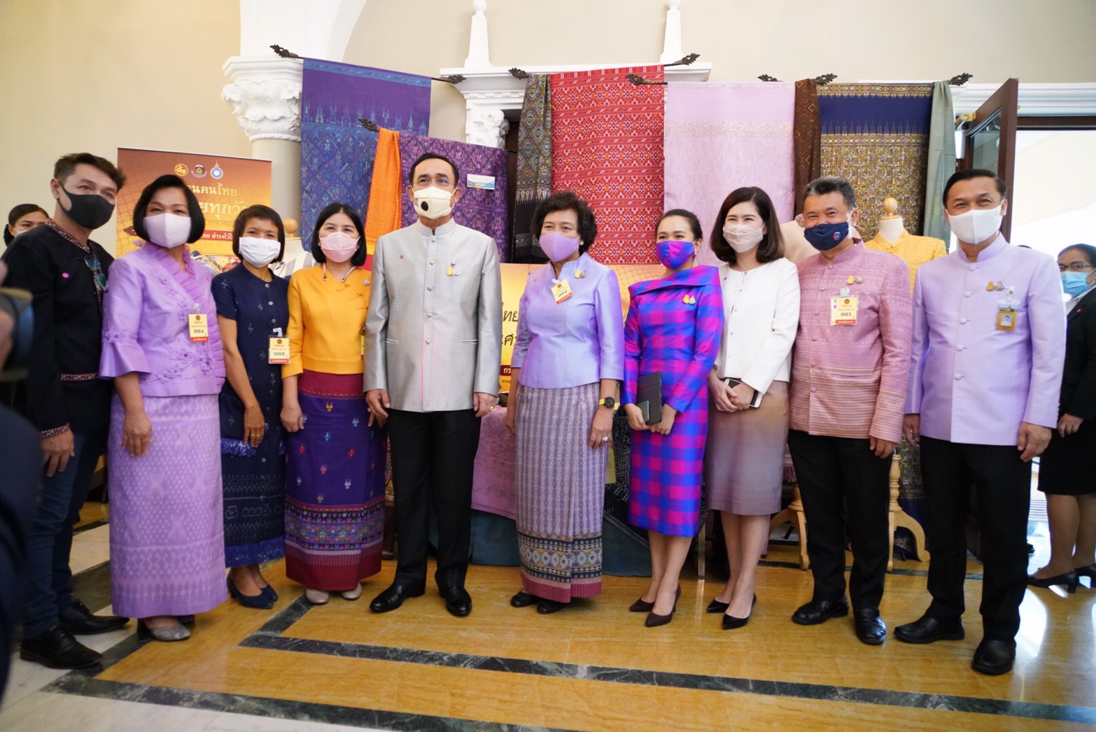 มหาดไทย จัดชุดใหญ่แสดงนิทรรศการผ้าไทยให้คณะรัฐมนตรีได้ชื่นชมความงดงามของภูมิปัญญาจากบรรพบุรุษก่อนประชุมครม. นายกรัฐมนตรีทึ่งความงามอุดหนุนผ้าคลุมไหล่แพรวาจาก จ.กาฬสินธุ์ กระเป๋าจักสานจากเตยตานีของ จ.ตรัง และกระเป๋าใส่เอกสารทำจากผ้าขาวม้า จ.อำนาจเจริญ พร้อมเชิญชวนคนไทยสวมใส่ผ้าไทยทุกสัปดาห์