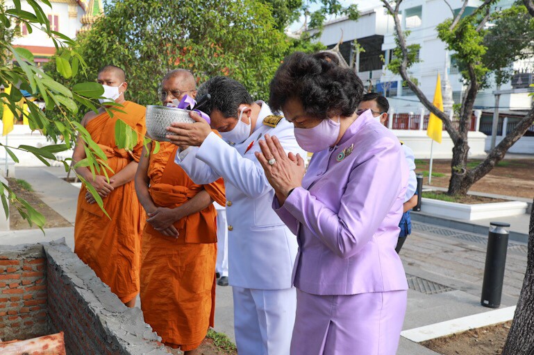 อธิบดี พช. ร่วมกับ ประธานสภาสตรีแห่งชาติฯ ร่วมกุศลใหญ่ปลูกต้นไม้มงคลเพิ่มความร่มรื่นภายในวัดระฆังฯ เพื่อเป็นพุทธบูชา ถวายพระราชกุศล สมเด็จพระบรมราชินีเนื่องในวันเฉลิมพระชนมพรรษา