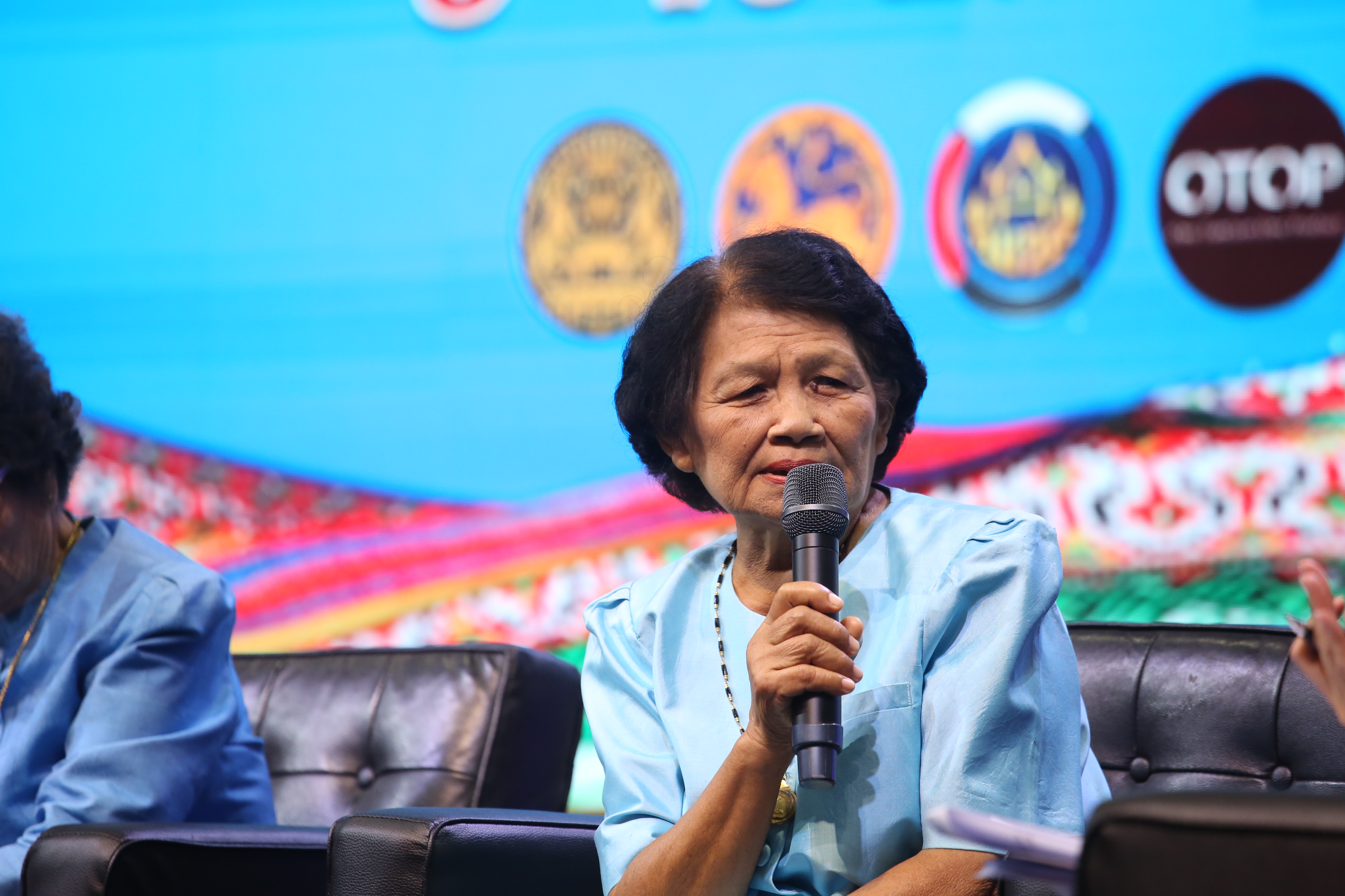 OTOP ศิลปาชีพประทีปไทยจัดยิ่งใหญ่ เปิดตัว 4 ทหารเสือราชินีผ้าไหมไทย เชิดชูเป็นครูศิลป์แห่งแผ่นดิน ผู้สืบสานพระราชปณิธาน สมเด็จพระนางเจ้าสิริกิติ์ พระบรมราชินีนาถ พระบรมราชชนนีพันปีหลวง ในการถวายงานอนุรักษ์และรักษามรดกทางวัฒนธรรมอันล้ำค่า ต่อยอดสู่รุ่นลูกหลานไม่ให้สูญหายไปจากแผ่นดินไทย