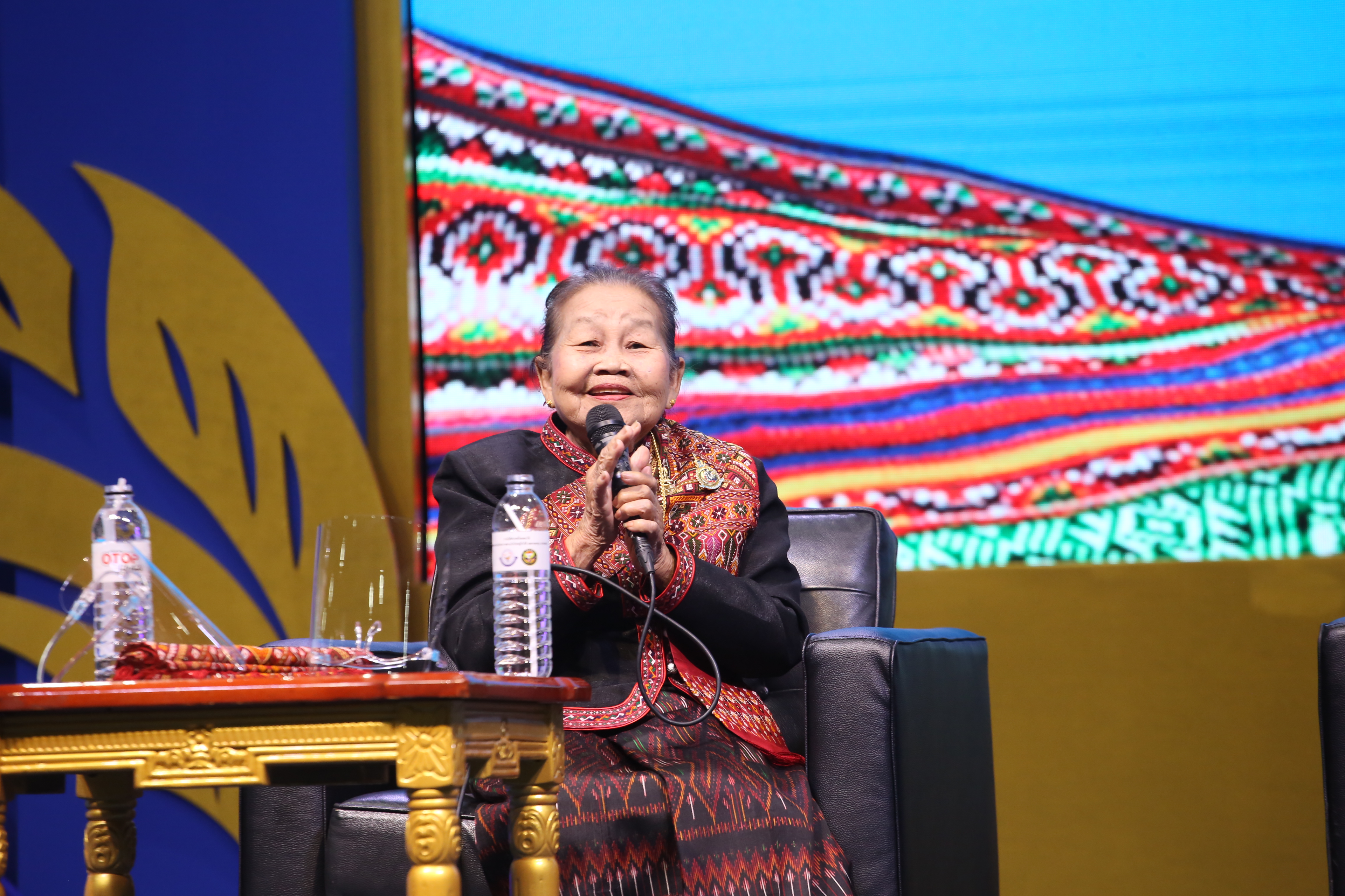 OTOP ศิลปาชีพประทีปไทยจัดยิ่งใหญ่ เปิดตัว 4 ทหารเสือราชินีผ้าไหมไทย เชิดชูเป็นครูศิลป์แห่งแผ่นดิน ผู้สืบสานพระราชปณิธาน สมเด็จพระนางเจ้าสิริกิติ์ พระบรมราชินีนาถ พระบรมราชชนนีพันปีหลวง ในการถวายงานอนุรักษ์และรักษามรดกทางวัฒนธรรมอันล้ำค่า ต่อยอดสู่รุ่นลูกหลานไม่ให้สูญหายไปจากแผ่นดินไทย