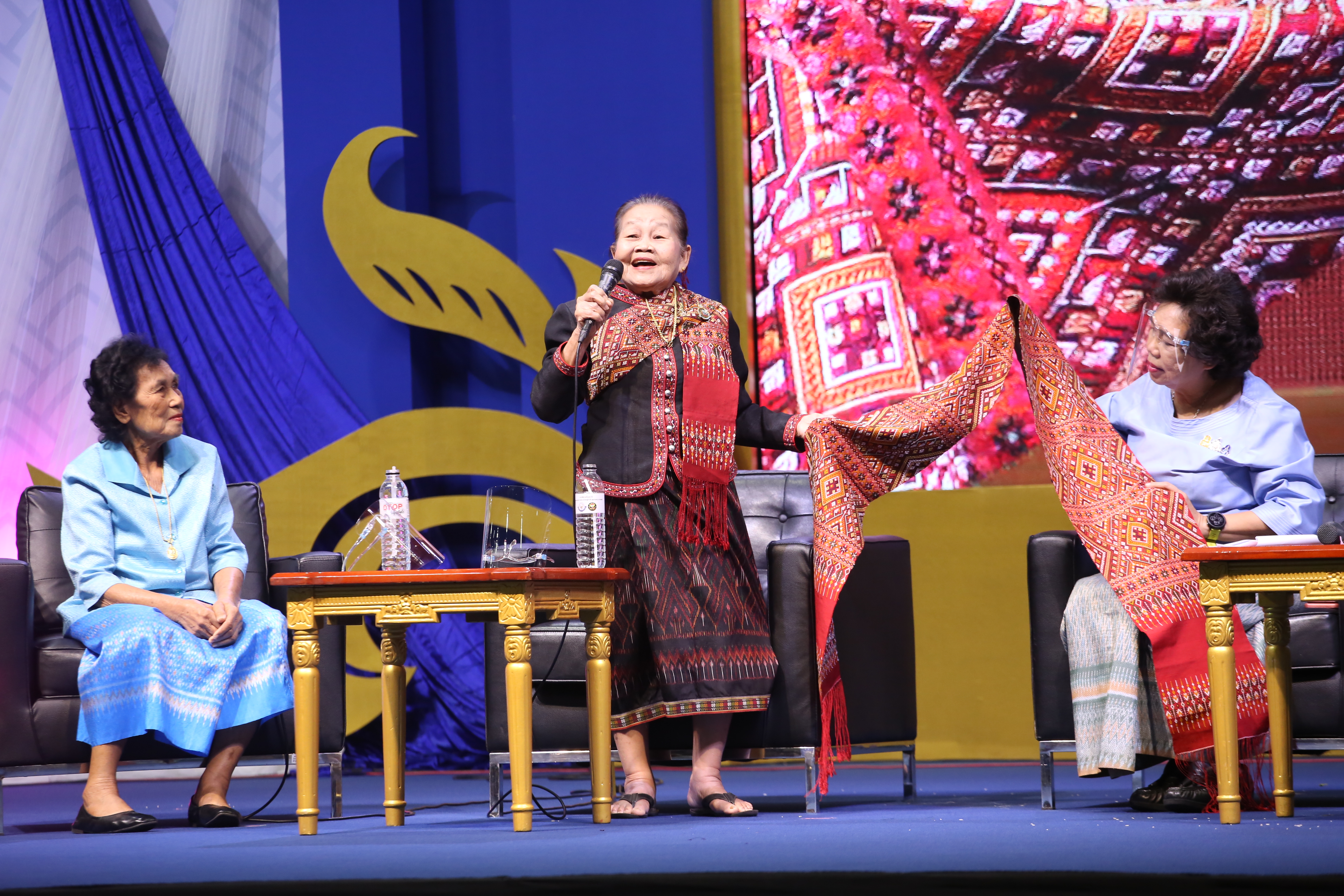 OTOP ศิลปาชีพประทีปไทยจัดยิ่งใหญ่ เปิดตัว 4 ทหารเสือราชินีผ้าไหมไทย เชิดชูเป็นครูศิลป์แห่งแผ่นดิน ผู้สืบสานพระราชปณิธาน สมเด็จพระนางเจ้าสิริกิติ์ พระบรมราชินีนาถ พระบรมราชชนนีพันปีหลวง ในการถวายงานอนุรักษ์และรักษามรดกทางวัฒนธรรมอันล้ำค่า ต่อยอดสู่รุ่นลูกหลานไม่ให้สูญหายไปจากแผ่นดินไทย