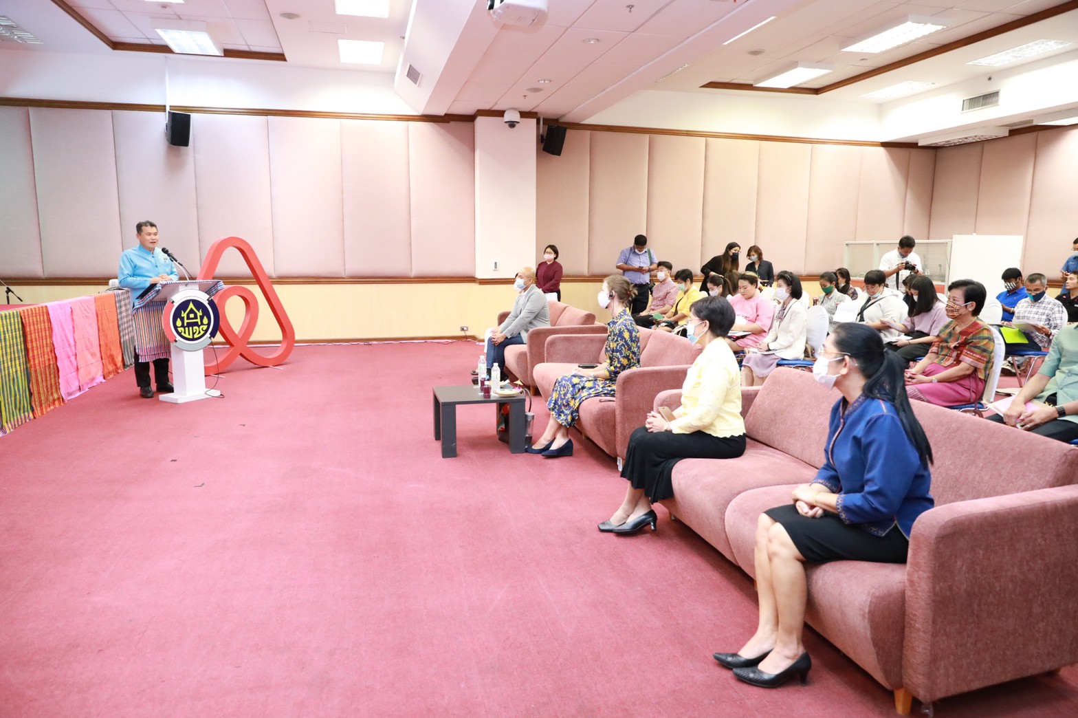 พช. จับมือ Airbnb เปิดหมู่บ้านนวัตวิถีไทย สู่ตลาดโลก  ต่อยอดแคมเปญนอกเหนือจากเมืองใหญ่ Meet Thailand’s Villages a Beyond Big Cities initiative