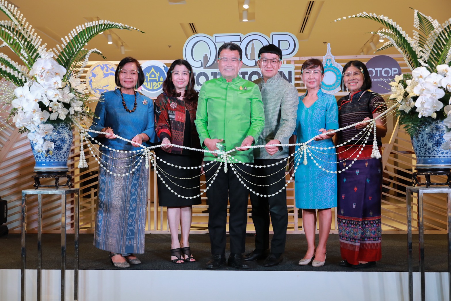 พช. ชวนคนไทย ร่วม ชม ชิม ช้อป และอนุรักษ์มรดกภูมิปัญญาอาหารถิ่น สืบสานงานผ้าไทย  ในงาน “OTOP To The Town” ภูมิปัญญาไทย ใจกลางเมือง ช่วยคนไทย หลังฝ่าภัยโควิด ณ ศูนย์การค้าสยามพารากอน