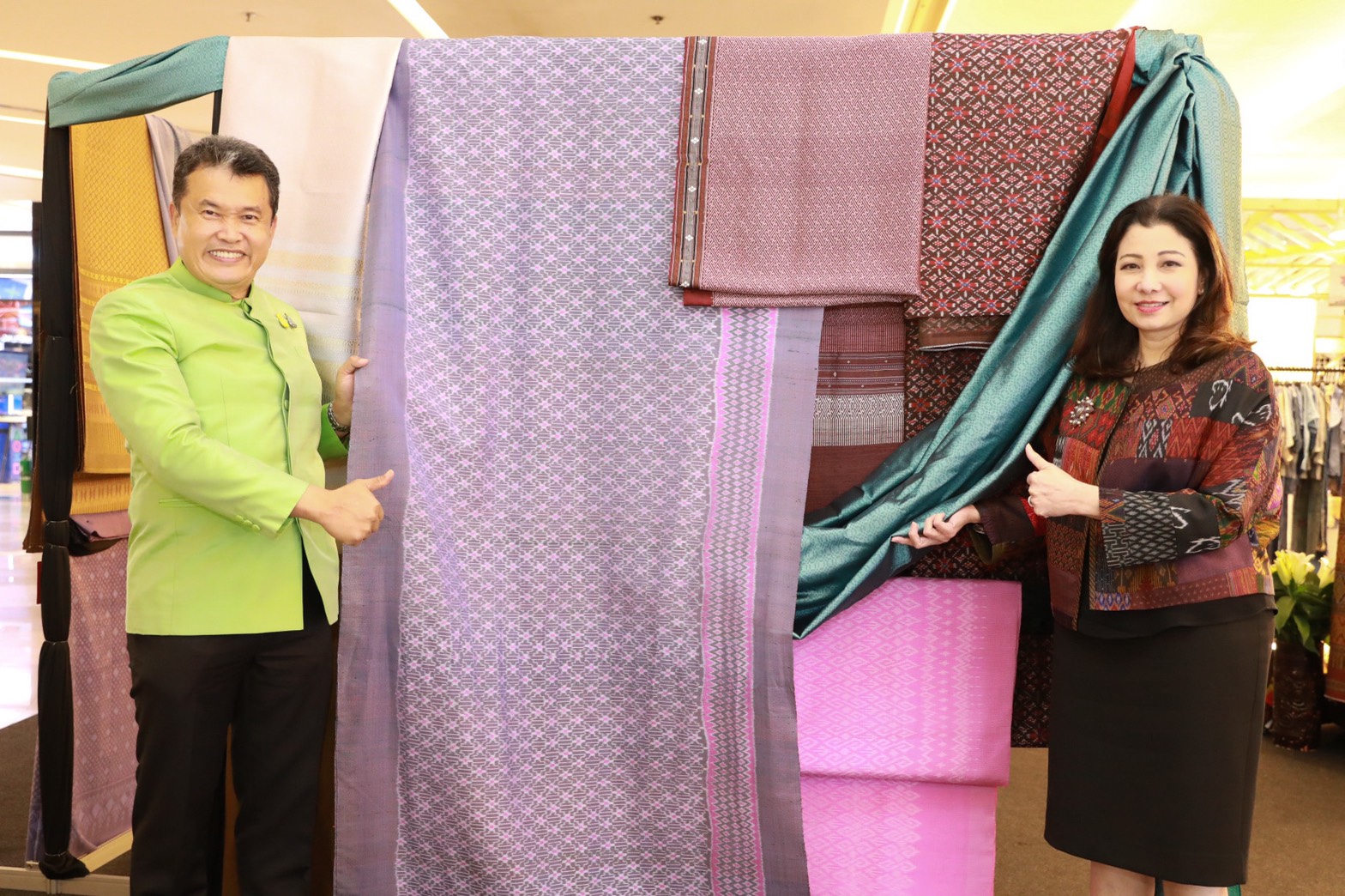 พช. ชวนคนไทย ร่วม ชม ชิม ช้อป และอนุรักษ์มรดกภูมิปัญญาอาหารถิ่น สืบสานงานผ้าไทย  ในงาน “OTOP To The Town” ภูมิปัญญาไทย ใจกลางเมือง ช่วยคนไทย หลังฝ่าภัยโควิด ณ ศูนย์การค้าสยามพารากอน