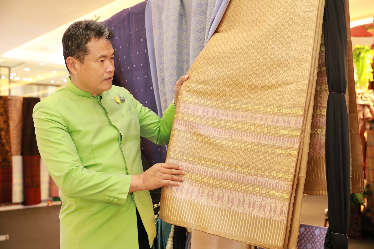 พช. ชวนคนไทย ร่วม ชม ชิม ช้อป และอนุรักษ์มรดกภูมิปัญญาอาหารถิ่น สืบสานงานผ้าไทย  ในงาน “OTOP To The Town” ภูมิปัญญาไทย ใจกลางเมือง ช่วยคนไทย หลังฝ่าภัยโควิด ณ ศูนย์การค้าสยามพารากอน