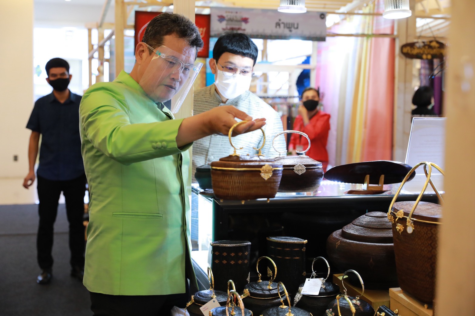 พช. ชวนคนไทย ร่วม ชม ชิม ช้อป และอนุรักษ์มรดกภูมิปัญญาอาหารถิ่น สืบสานงานผ้าไทย  ในงาน “OTOP To The Town” ภูมิปัญญาไทย ใจกลางเมือง ช่วยคนไทย หลังฝ่าภัยโควิด ณ ศูนย์การค้าสยามพารากอน