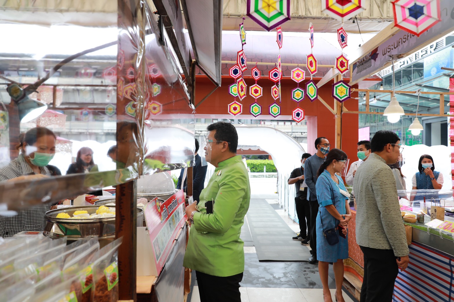 พช. ชวนคนไทย ร่วม ชม ชิม ช้อป และอนุรักษ์มรดกภูมิปัญญาอาหารถิ่น สืบสานงานผ้าไทย  ในงาน “OTOP To The Town” ภูมิปัญญาไทย ใจกลางเมือง ช่วยคนไทย หลังฝ่าภัยโควิด ณ ศูนย์การค้าสยามพารากอน