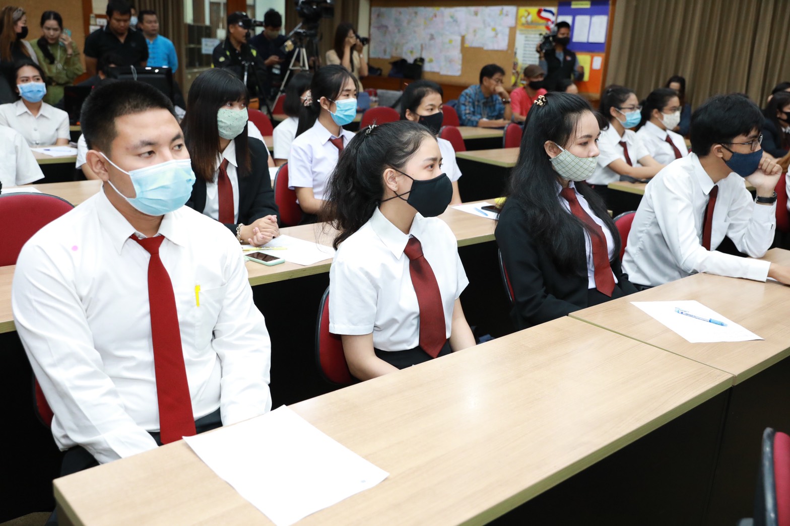 พช.  ผนึกกำลัง สกพอ. และ ม.บูรพา บันทึกข้อตกลงความร่วมมือ ขับเคลื่อนโครงการบัณฑิตอาสาต้นแบบพื้นที่เขตพัฒนาพิเศษ (EEC) 3 จังหวัด โซ่ข้อกลางสื่อสารความเข้าใจหนุนบัณฑิตจบใหม่ใช้ความรู้พัฒนาบ้านเกิด