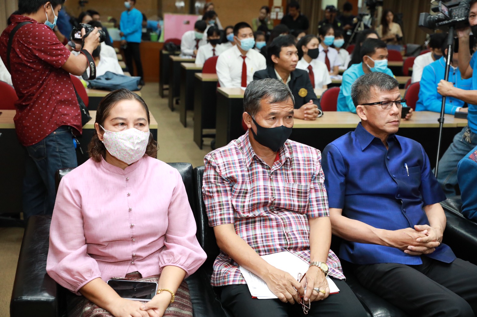 พช.  ผนึกกำลัง สกพอ. และ ม.บูรพา บันทึกข้อตกลงความร่วมมือ ขับเคลื่อนโครงการบัณฑิตอาสาต้นแบบพื้นที่เขตพัฒนาพิเศษ (EEC) 3 จังหวัด โซ่ข้อกลางสื่อสารความเข้าใจหนุนบัณฑิตจบใหม่ใช้ความรู้พัฒนาบ้านเกิด