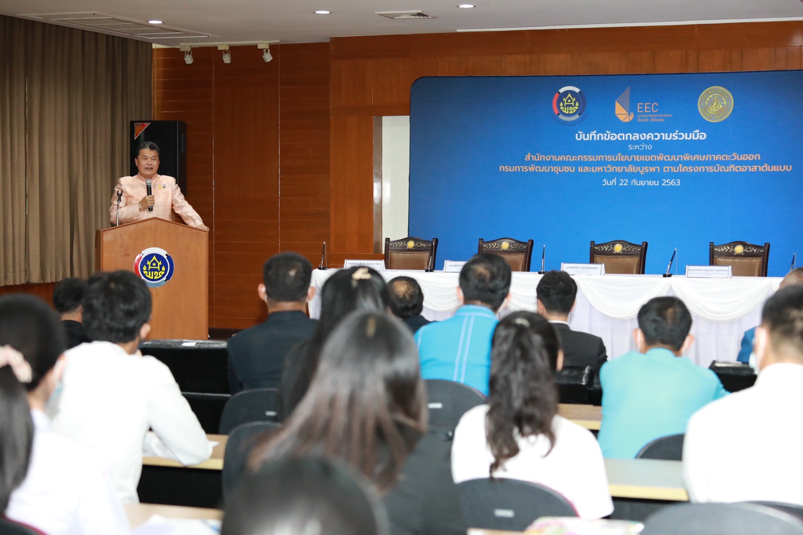 พช.  ผนึกกำลัง สกพอ. และ ม.บูรพา บันทึกข้อตกลงความร่วมมือ ขับเคลื่อนโครงการบัณฑิตอาสาต้นแบบพื้นที่เขตพัฒนาพิเศษ (EEC) 3 จังหวัด โซ่ข้อกลางสื่อสารความเข้าใจหนุนบัณฑิตจบใหม่ใช้ความรู้พัฒนาบ้านเกิด