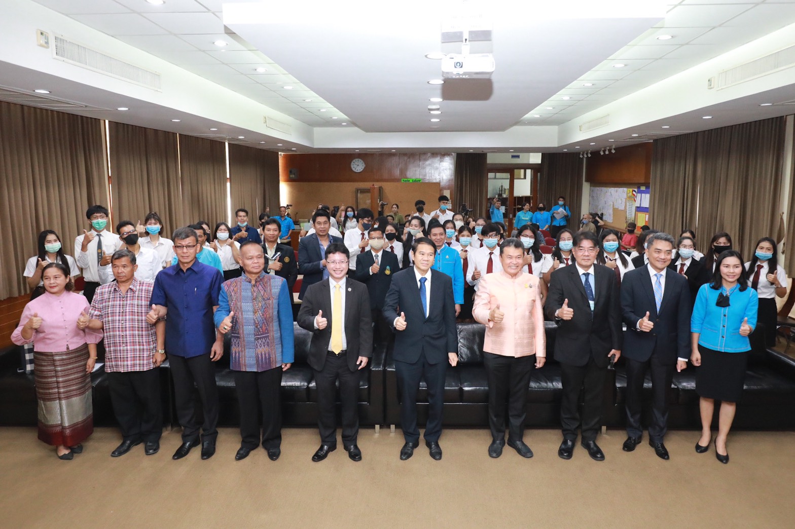 พช.  ผนึกกำลัง สกพอ. และ ม.บูรพา บันทึกข้อตกลงความร่วมมือ ขับเคลื่อนโครงการบัณฑิตอาสาต้นแบบพื้นที่เขตพัฒนาพิเศษ (EEC) 3 จังหวัด โซ่ข้อกลางสื่อสารความเข้าใจหนุนบัณฑิตจบใหม่ใช้ความรู้พัฒนาบ้านเกิด